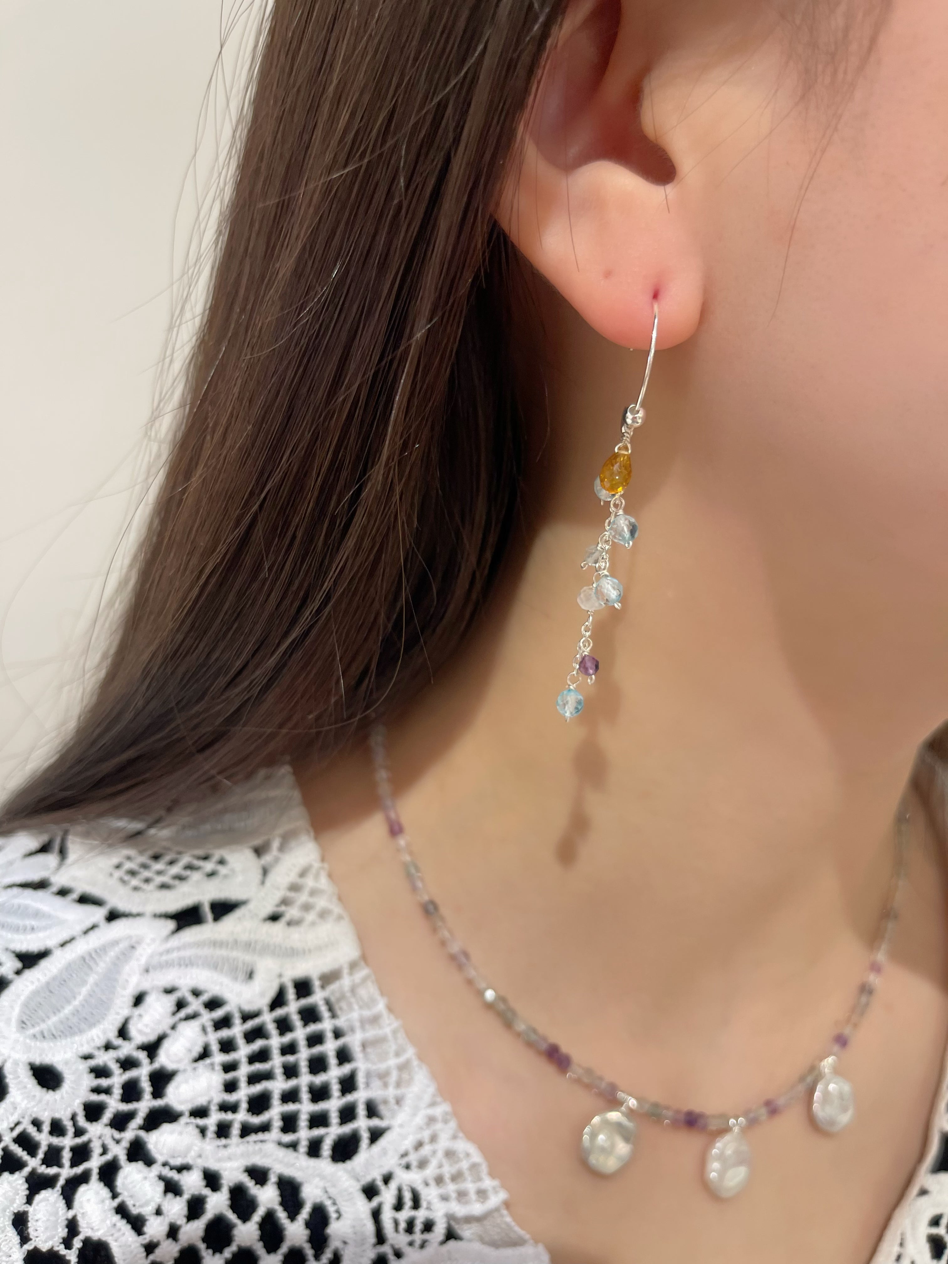 透明感シャツに似合う揺れスイングピアス