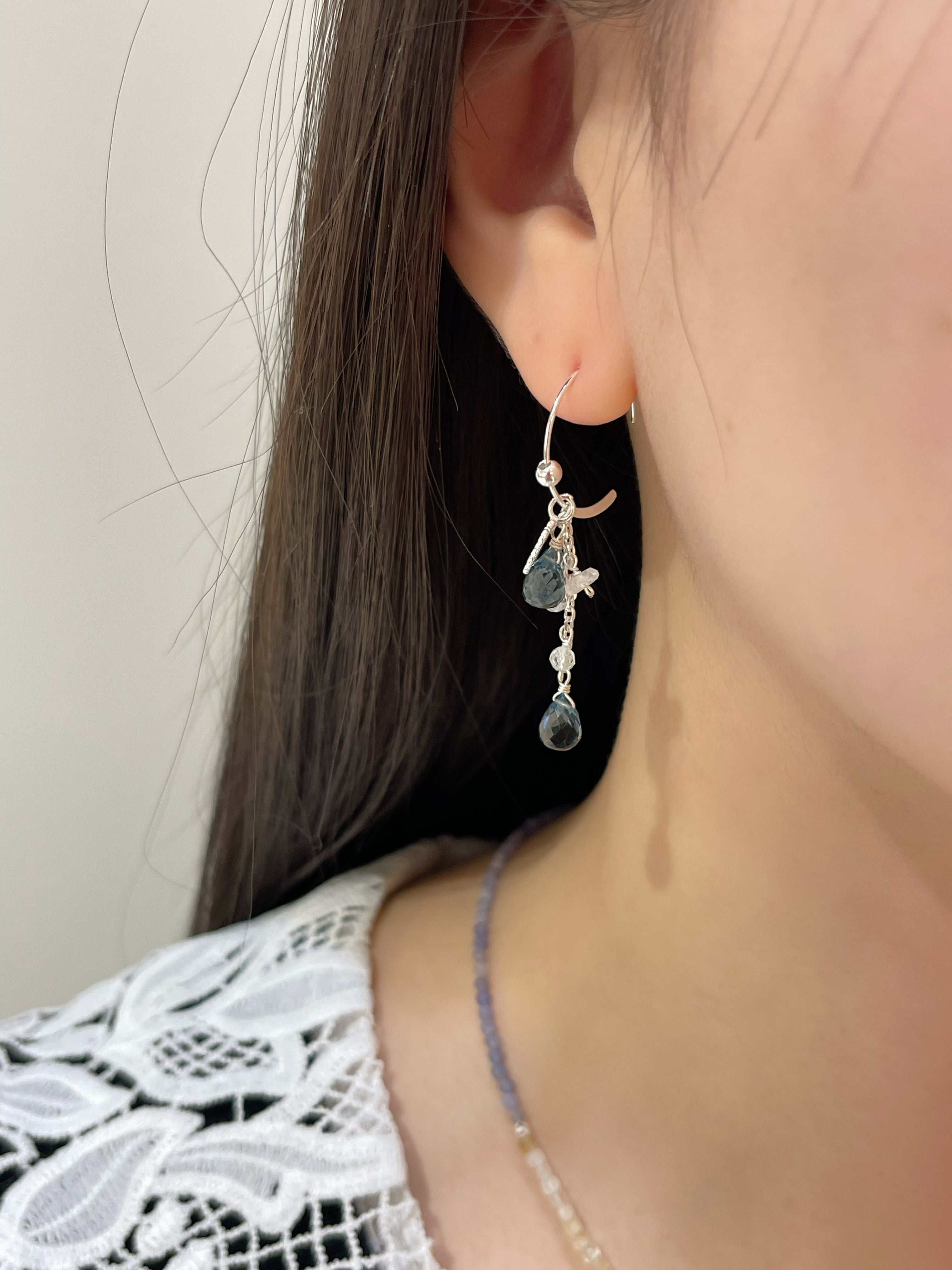 オフィスにも合う シンプル揺れ青い 石ピアス