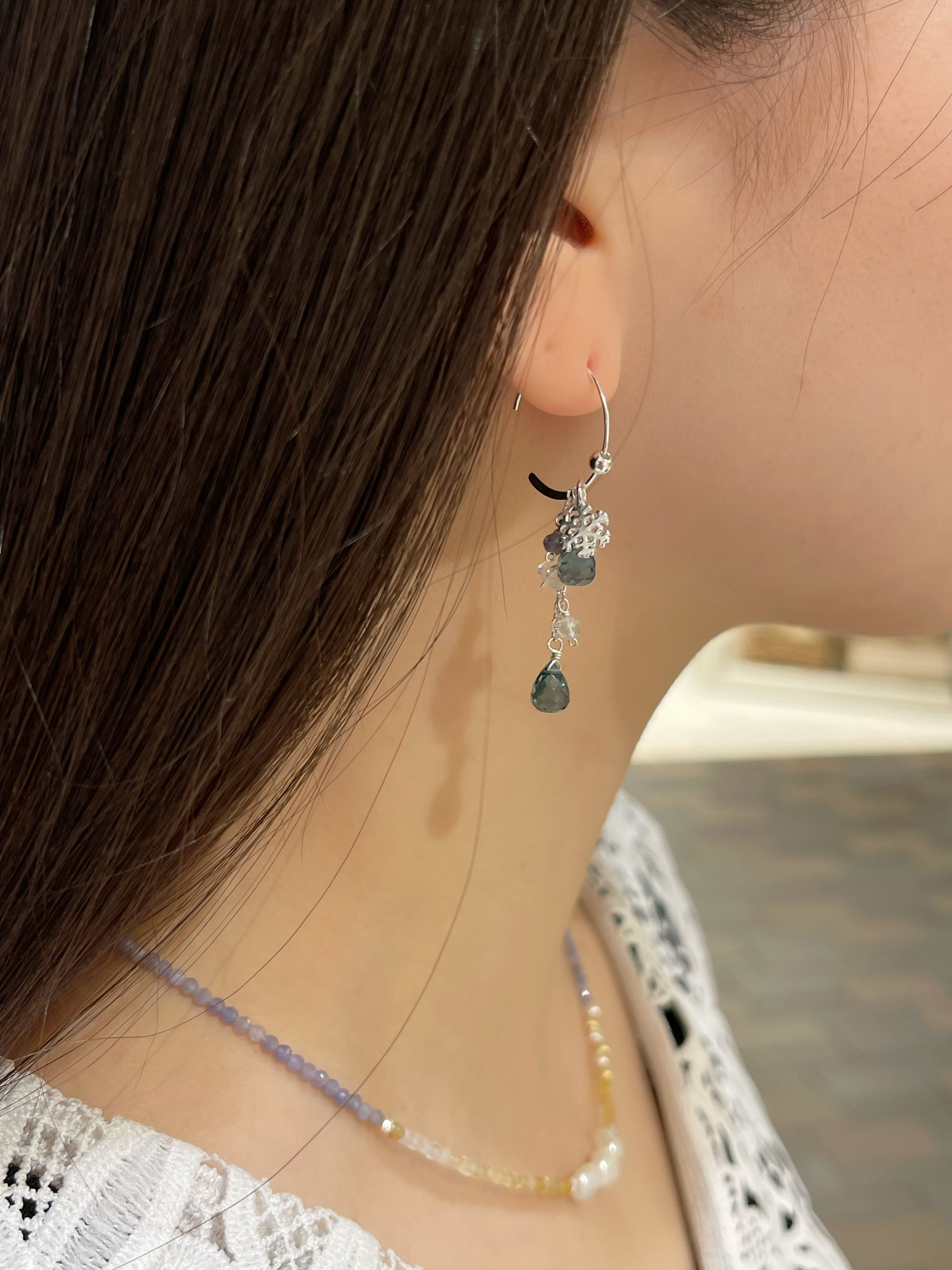 オフィスにも合う シンプル揺れ青い 石ピアス