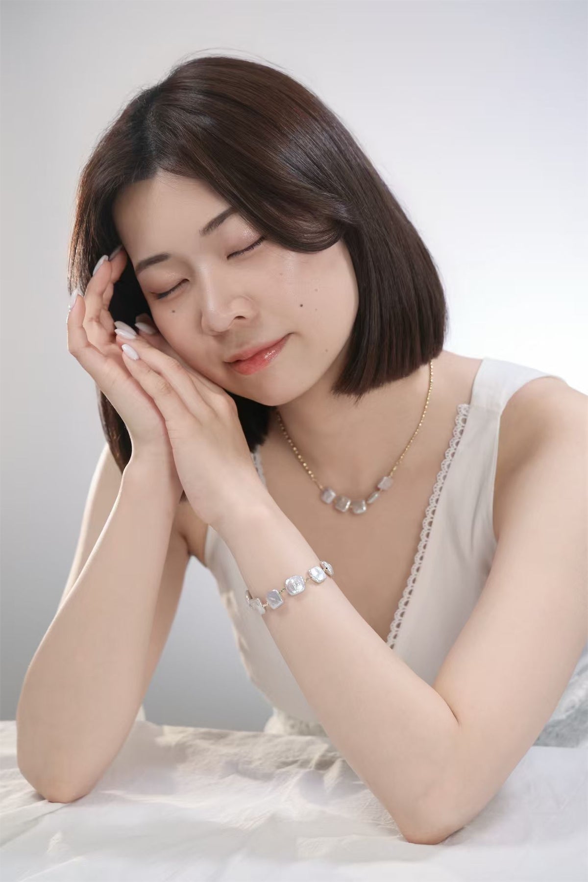 まどろみの、白