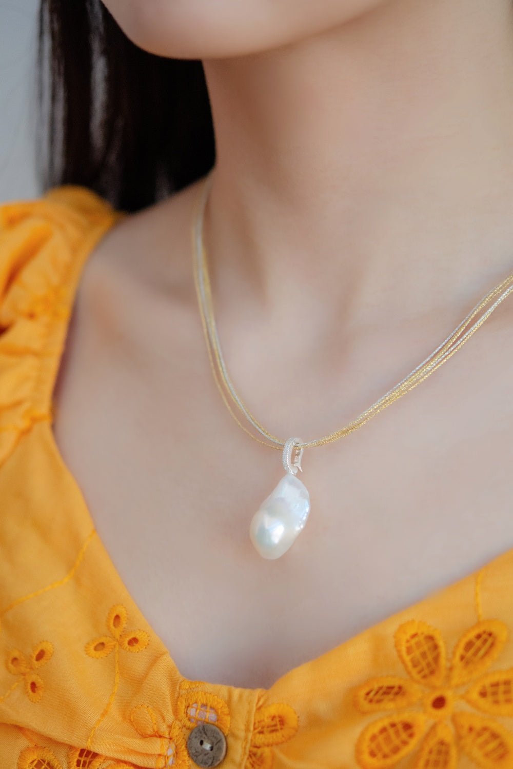 大人 カジュアル ネックレス コーデ 一粒パール 存在感