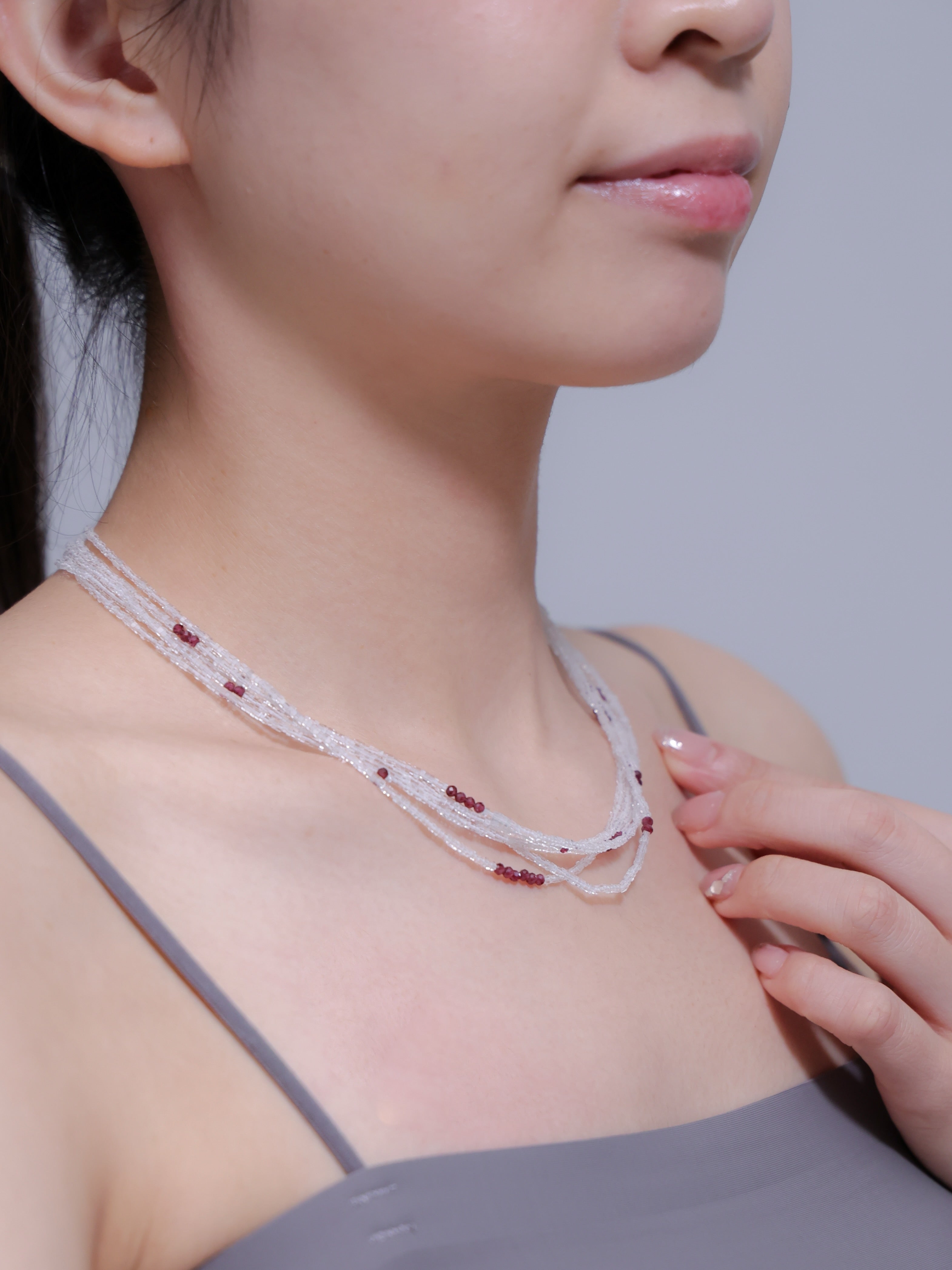 大人可愛い ネックレス コーデ 手元 アクセント シルバー