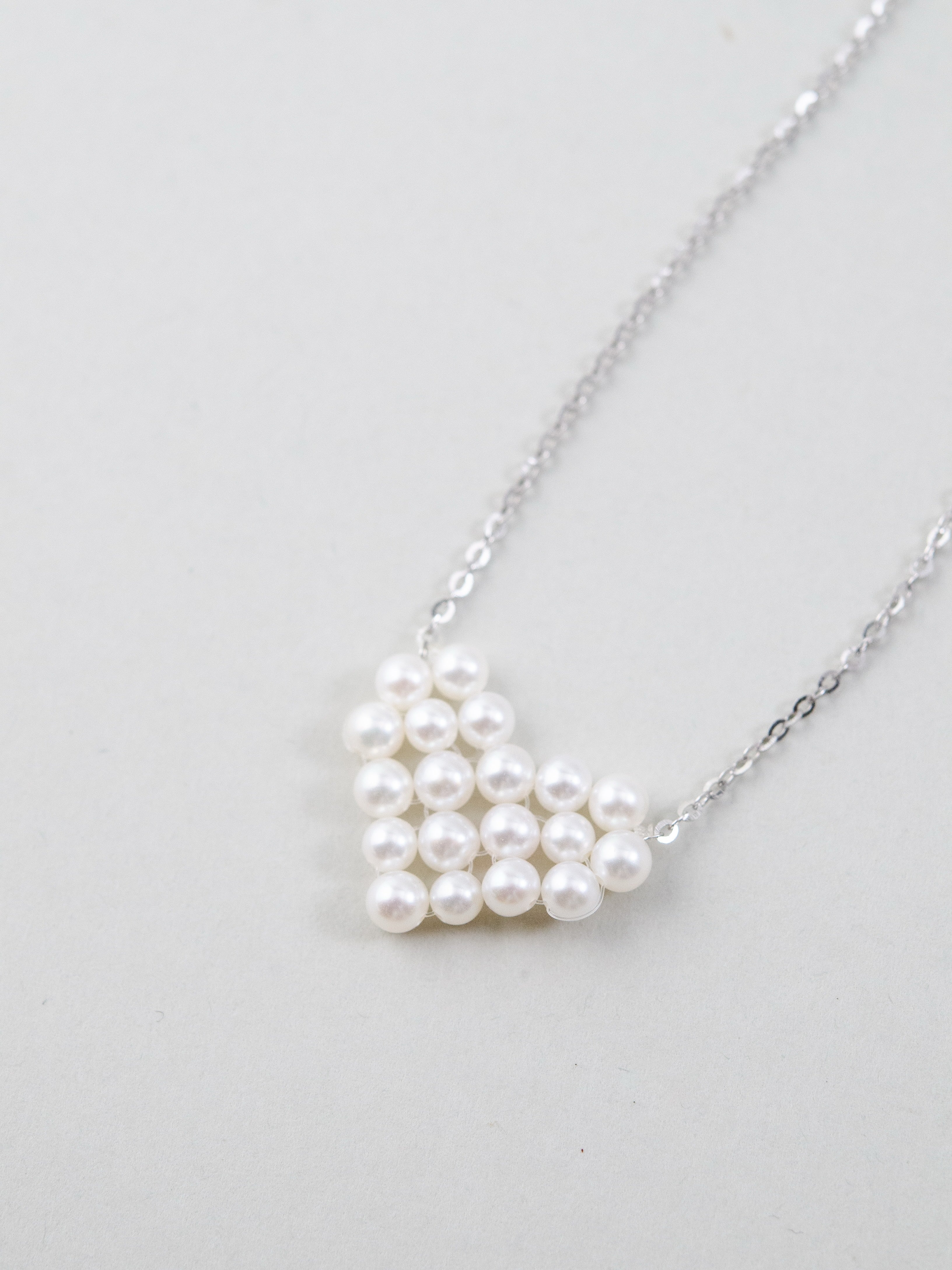 大人可愛い ネックレス コーデ 横顔 フェミニン スタイル