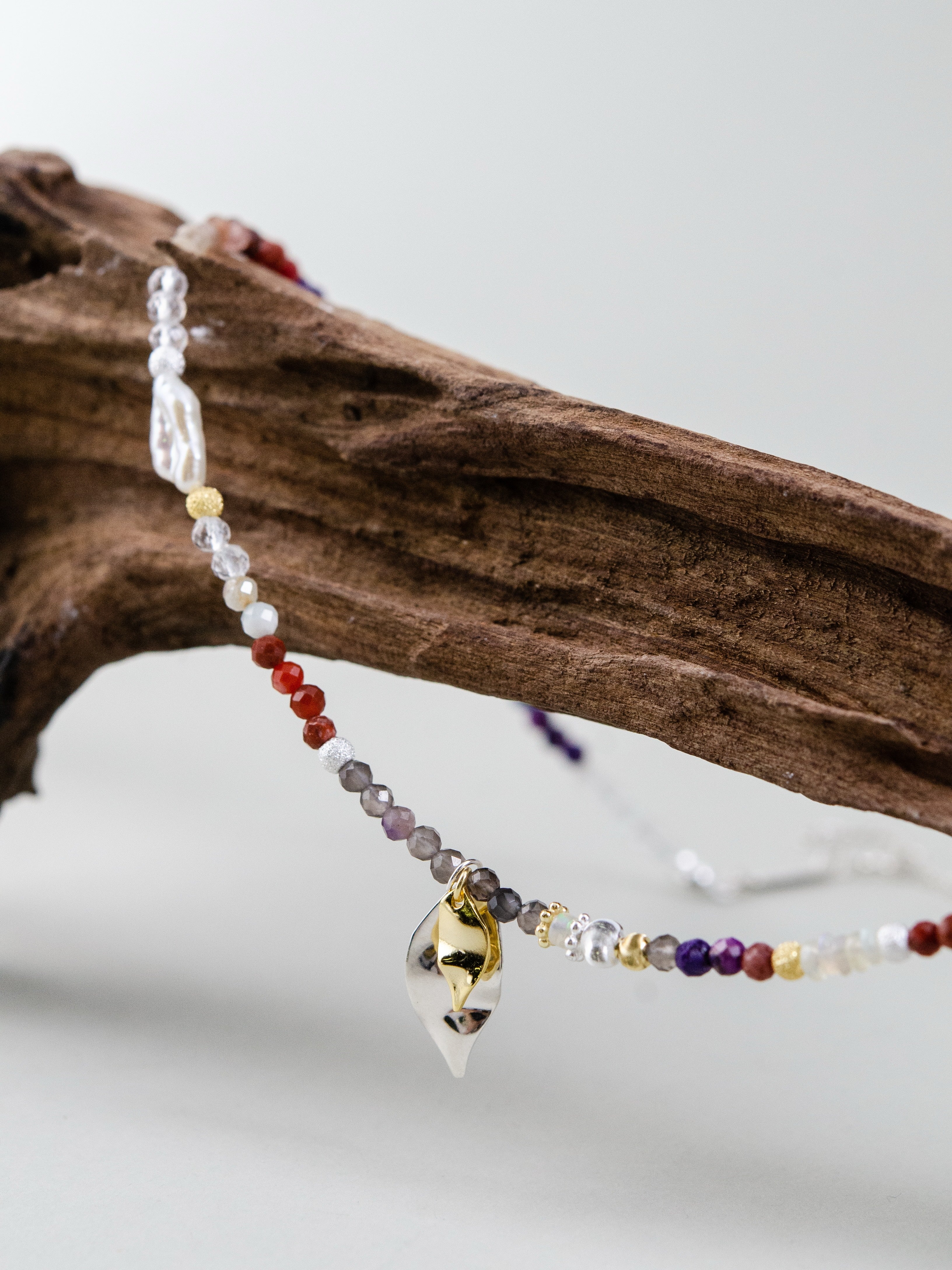 大地の鼓動 ネックレス 流木ディスプレイ 自然素材と南紅メノウ