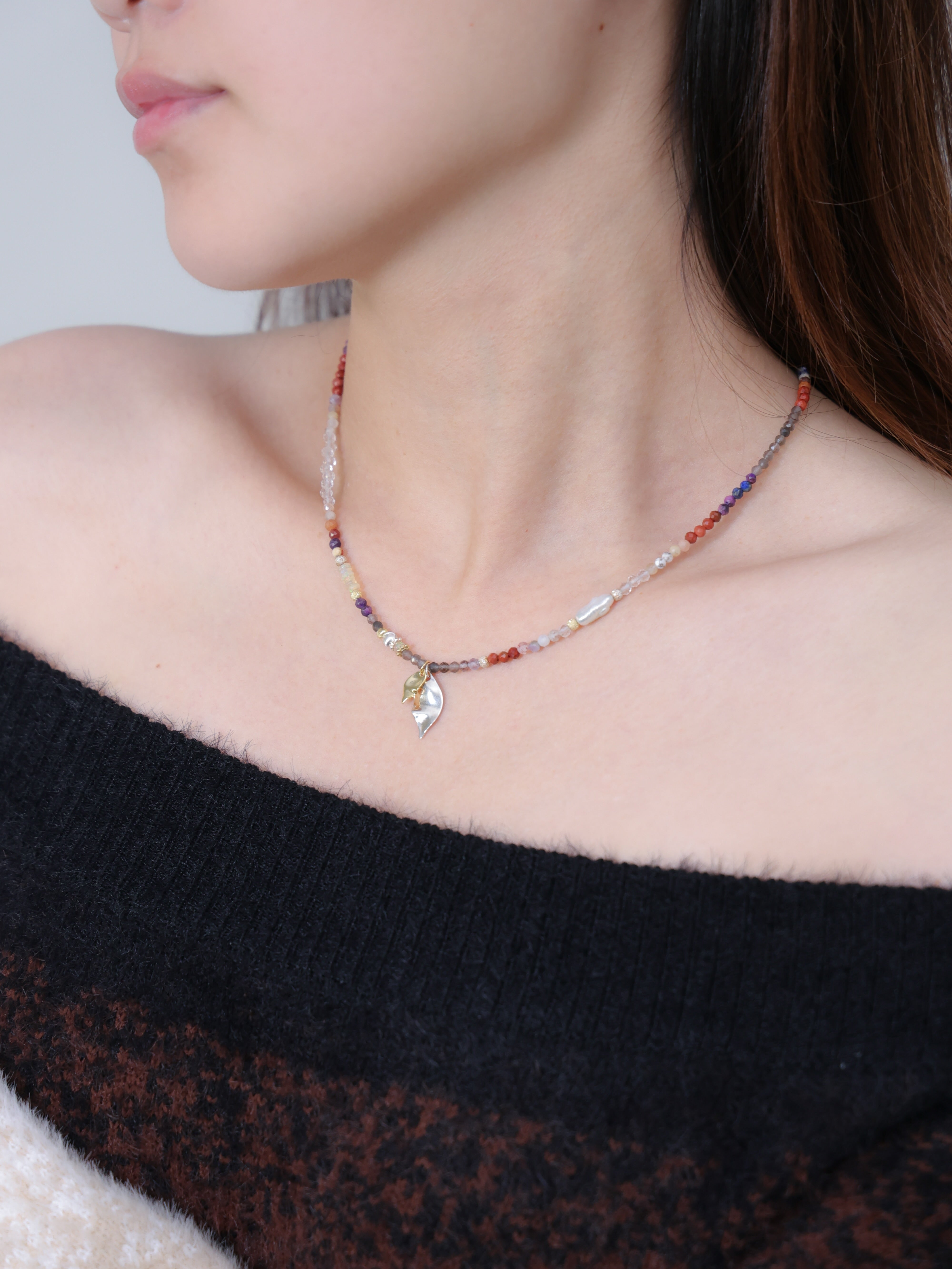 南紅メノウ ネックレス着用 黒ニットコーデ 大地の鼓動のような赤いアクセント