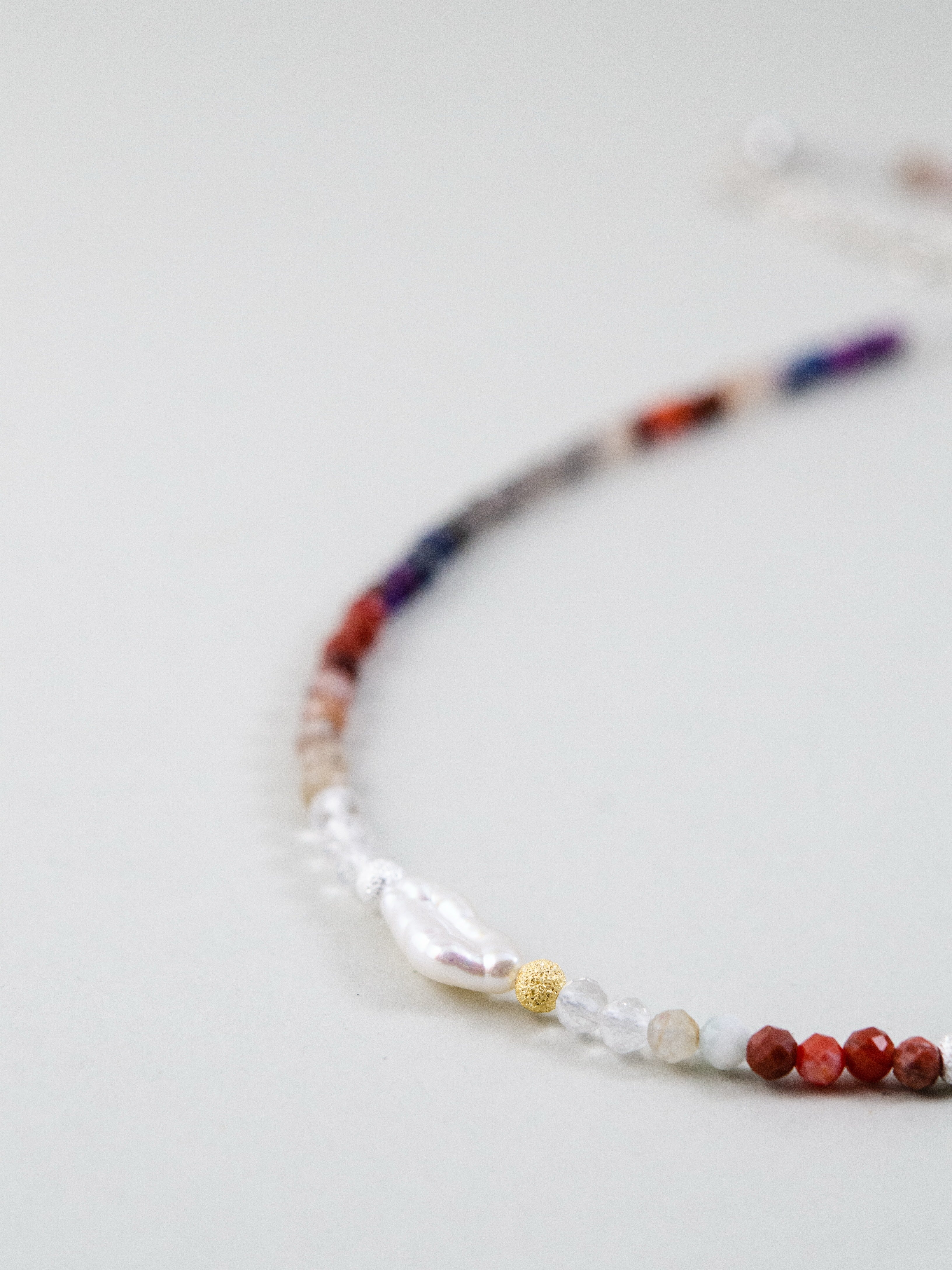 ビーズ詳細 南紅メノウの赤とスモーキークォーツの透明感