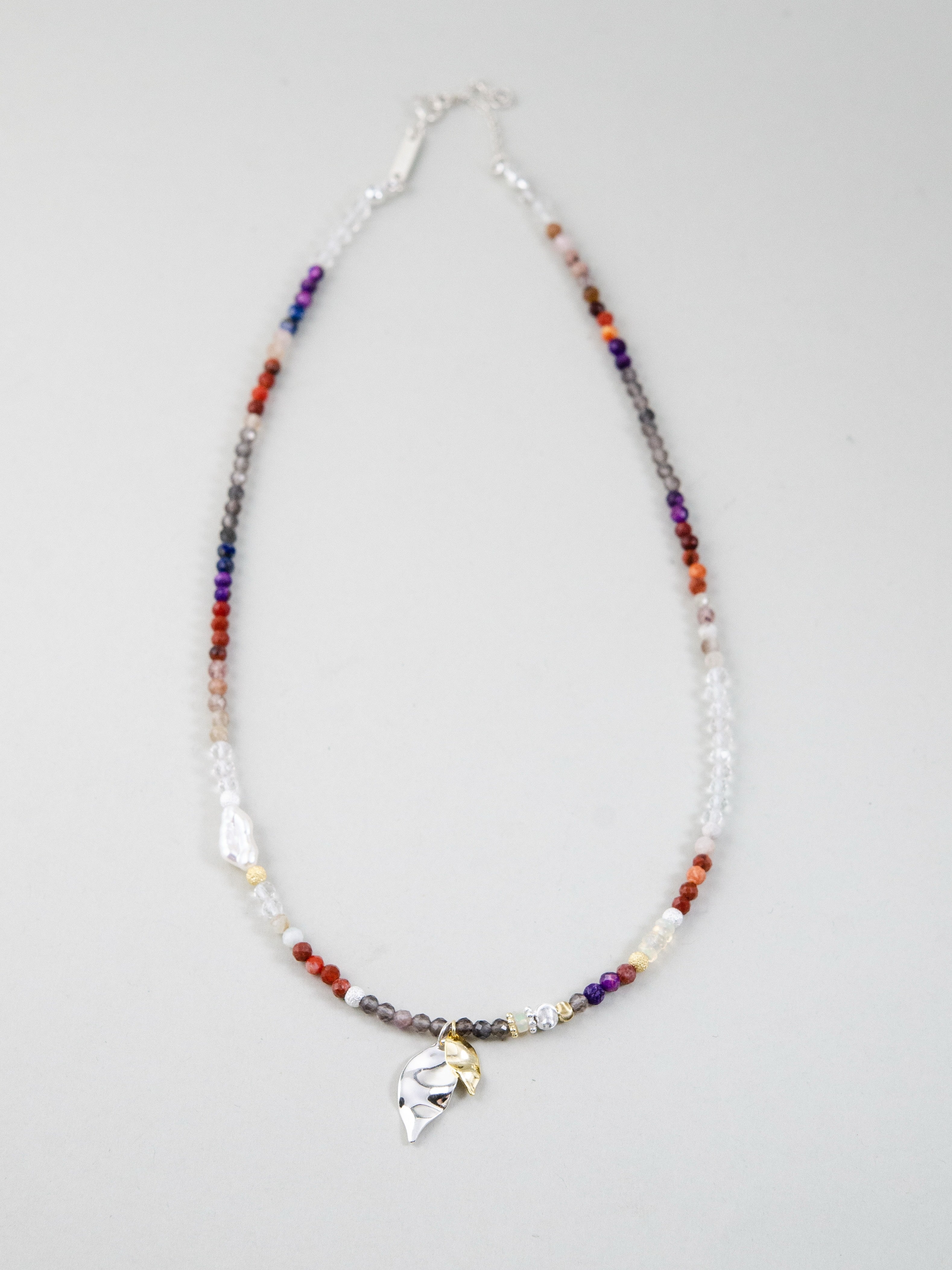 天然石ネックレス 全体図 平置き SV925 金と銀のリーフチャーム