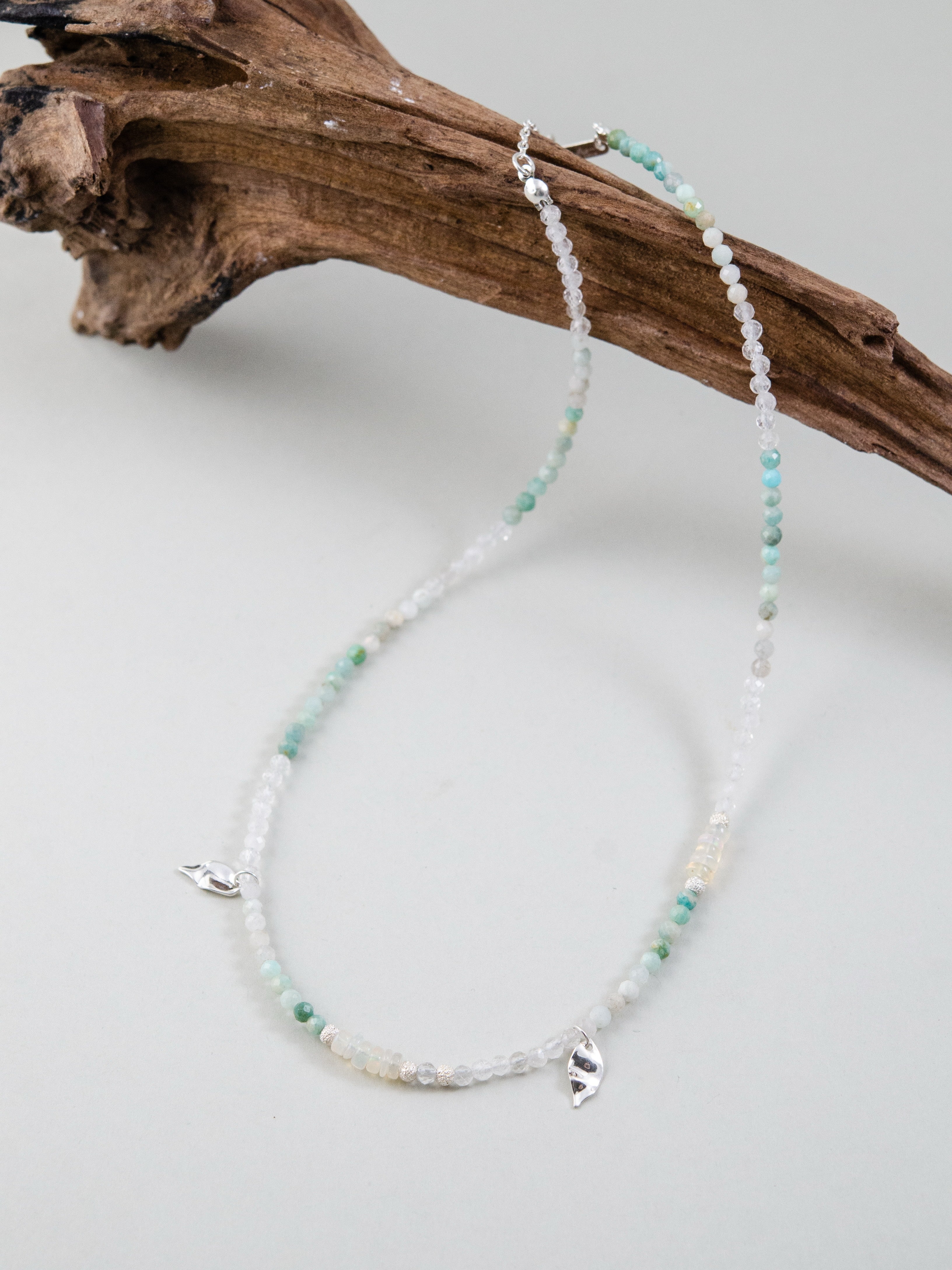 ネックレス 流木ディスプレイ 自然素材と調和する清らかなブルー