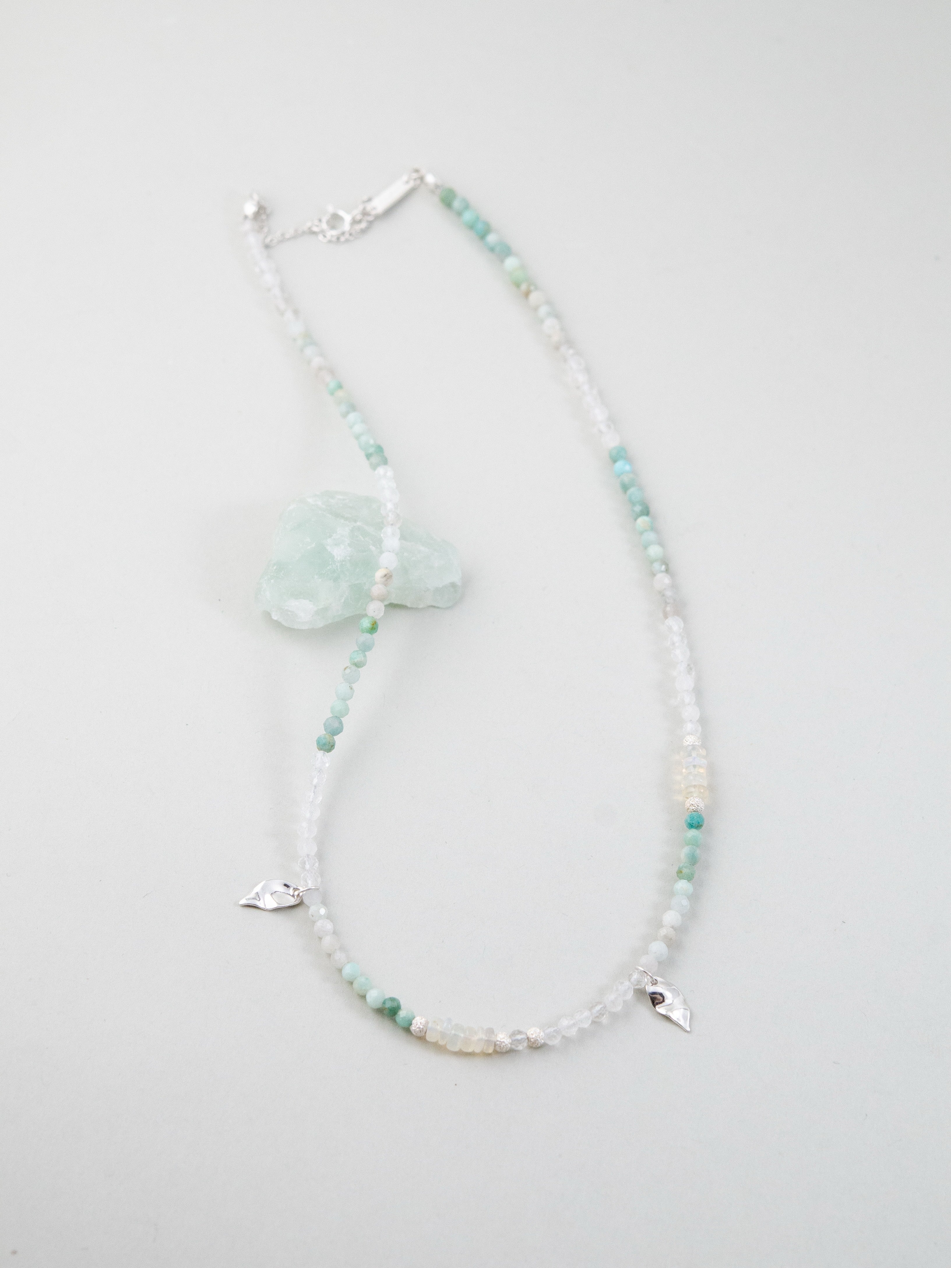 天然石ネックレス 平置き 白背景 水辺のような透明感とシルバー