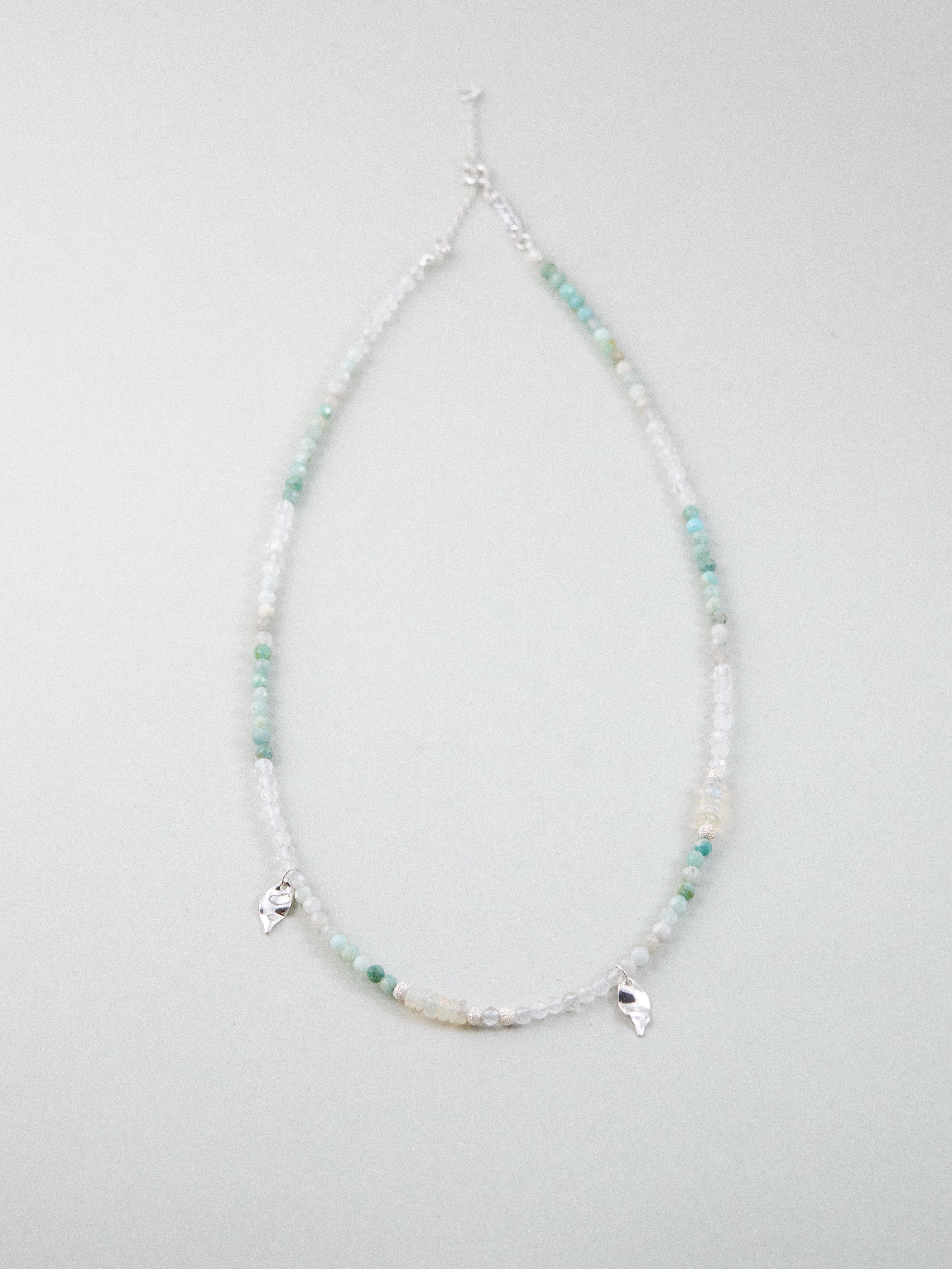 天然石ネックレス 縦置き画像 シンプルなデザインと色合い