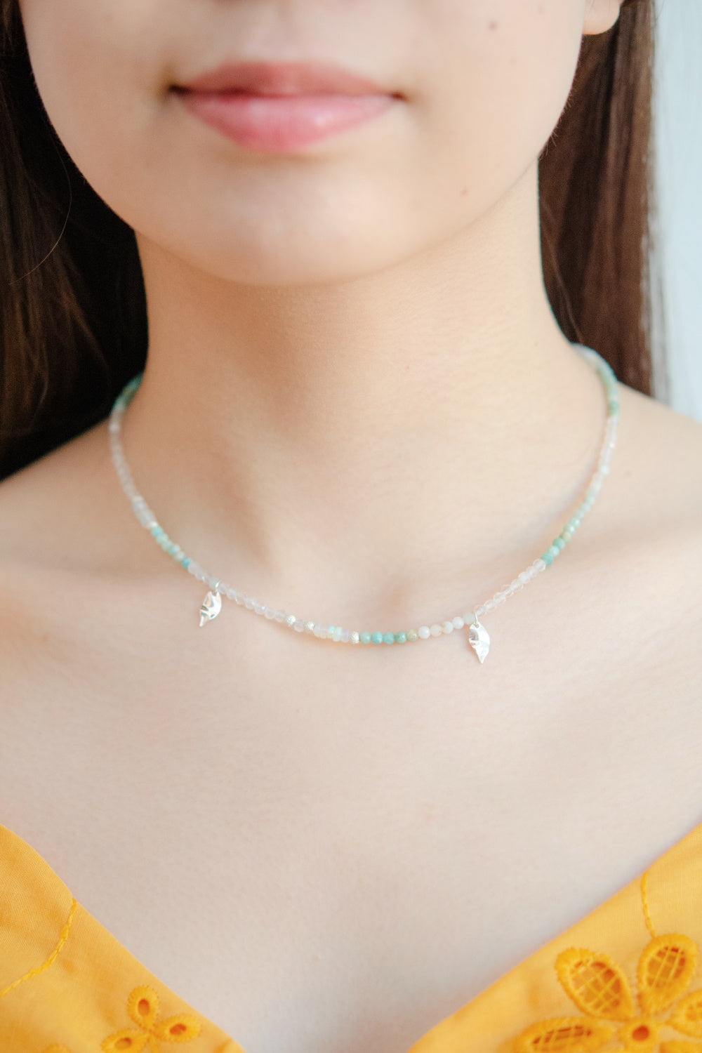 ネックレス着用 正面画像 デコルテを明るく見せる天然石のデザイン