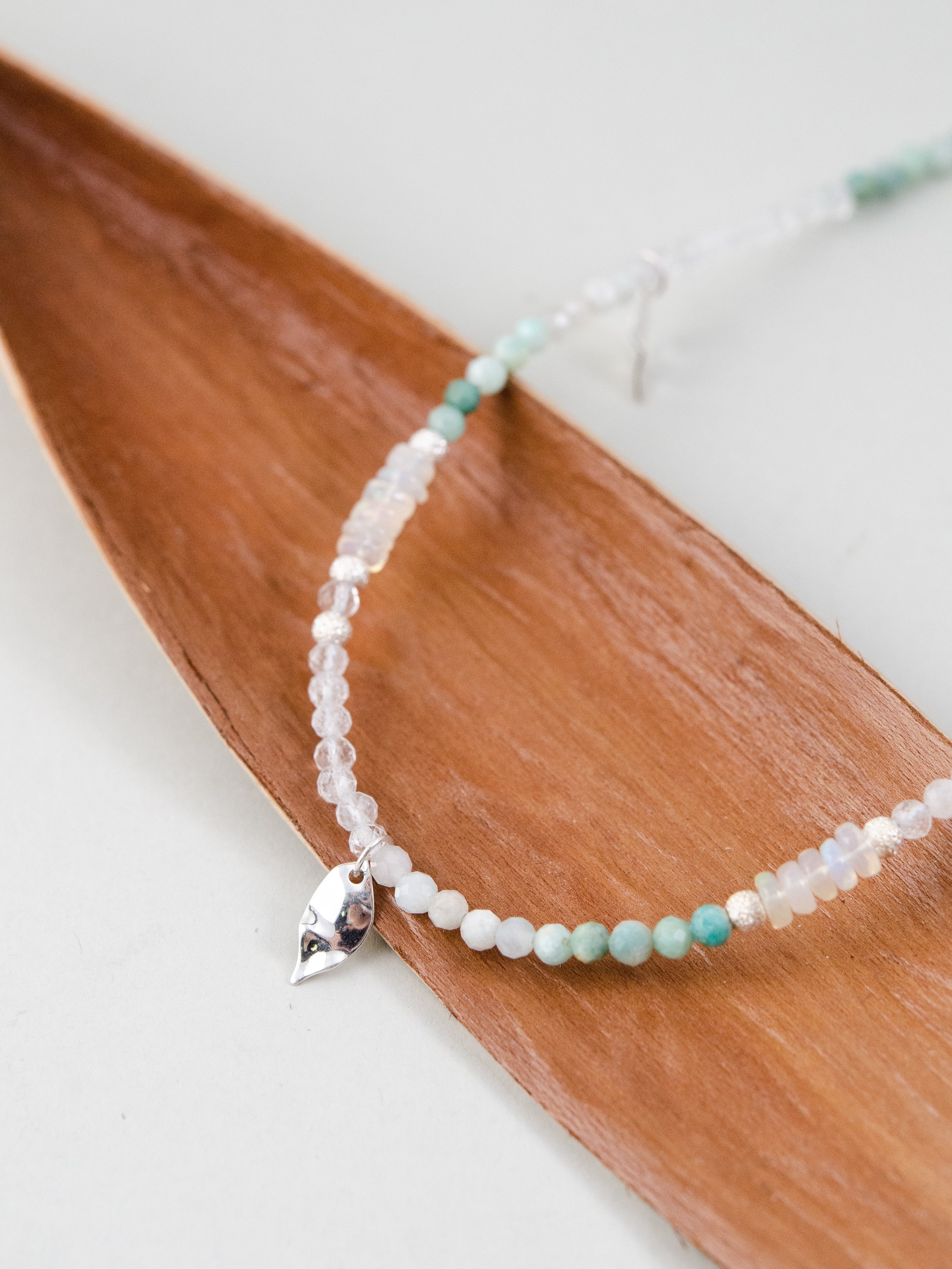 水辺の朝露 ネックレス 木製トレイ スタイリング 自然のイメージ