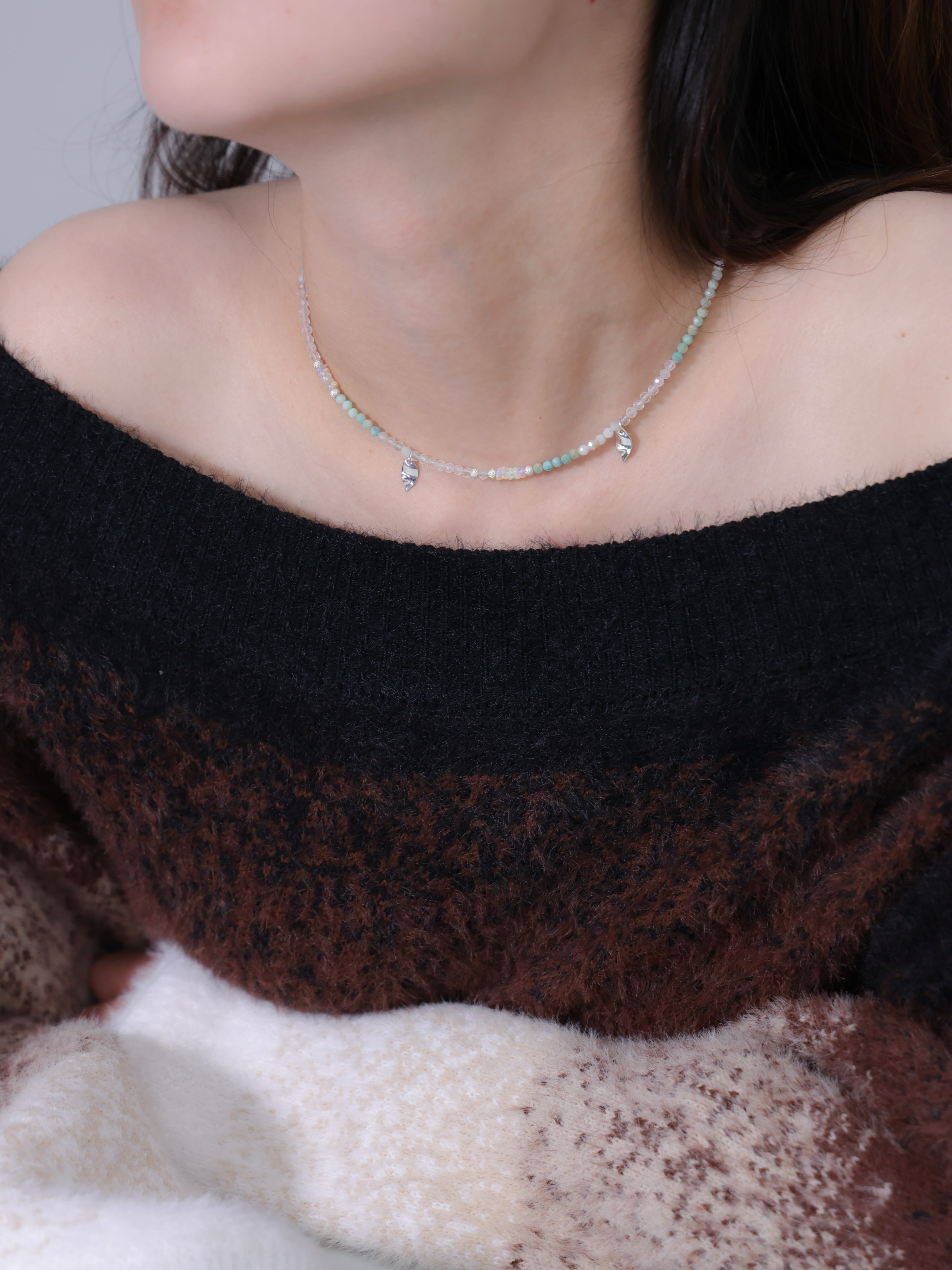 アマゾナイト ネックレス着用 黒ニットコーデ 上品な銀の葉とデコルテ