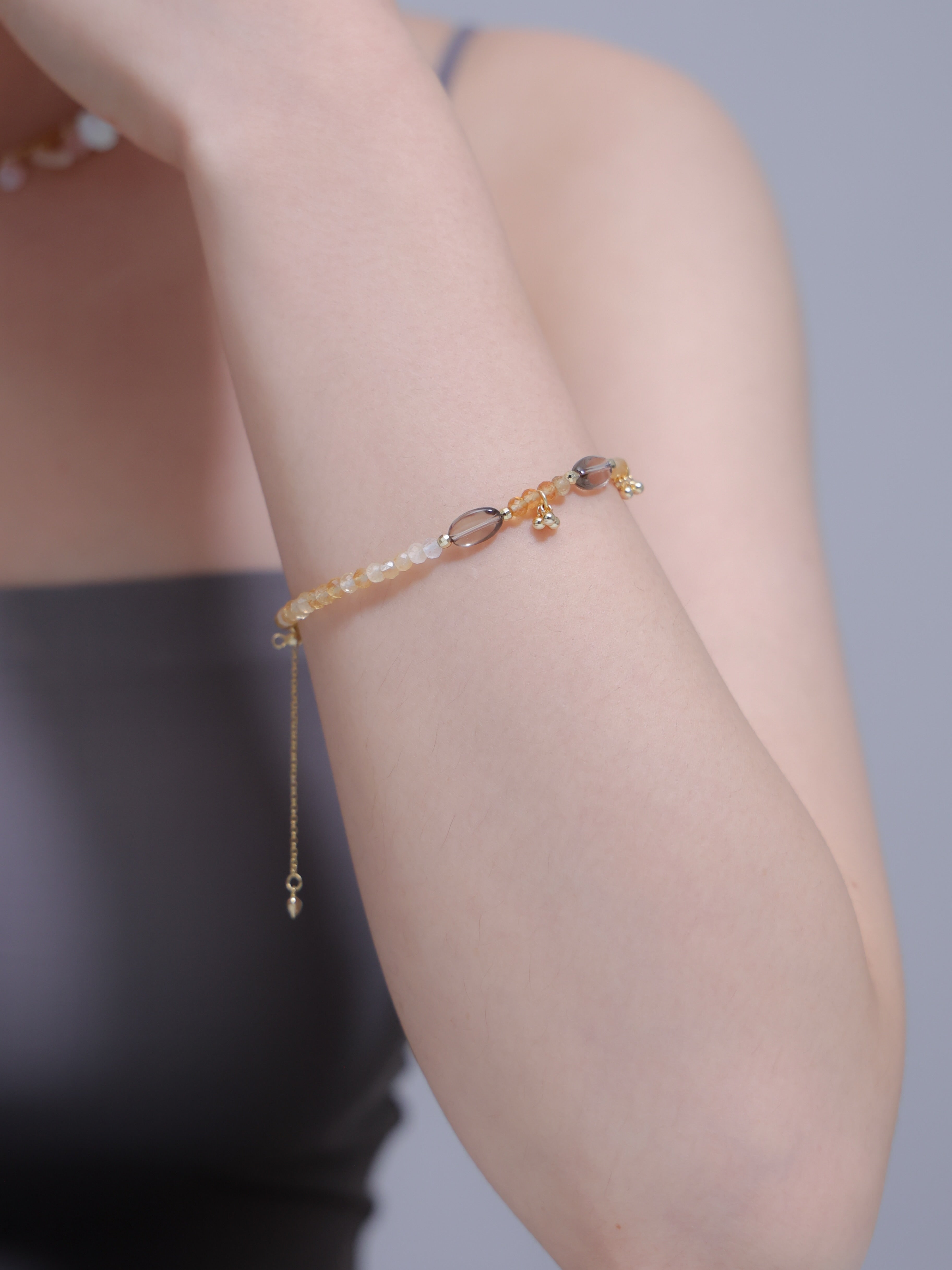 琥珀色 ブレスレット コーデ シンプル 大人カジュアル 秋色