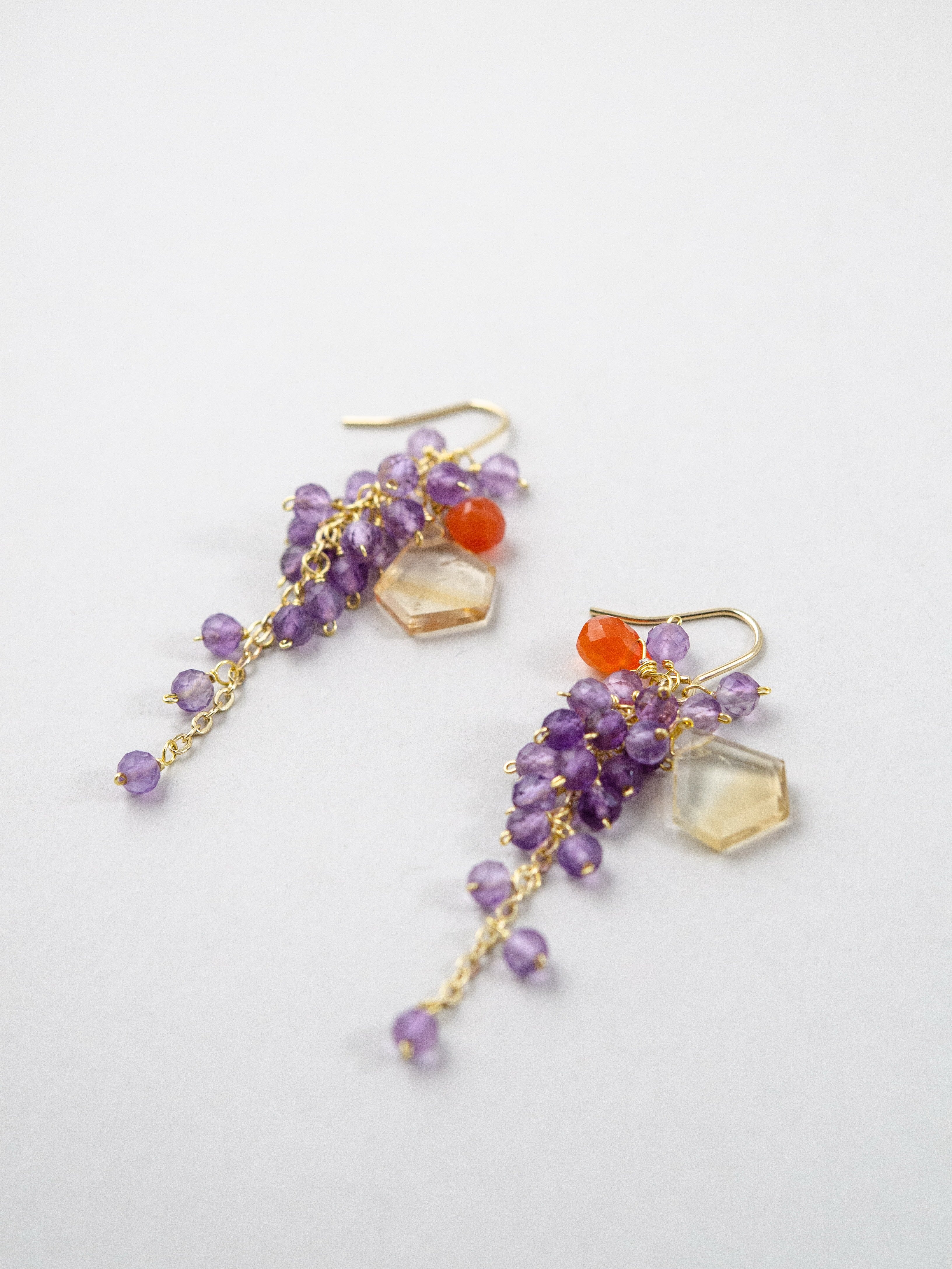 2月・11月誕生石 ピアス 平置きペア アメジストとシトリンのコントラスト