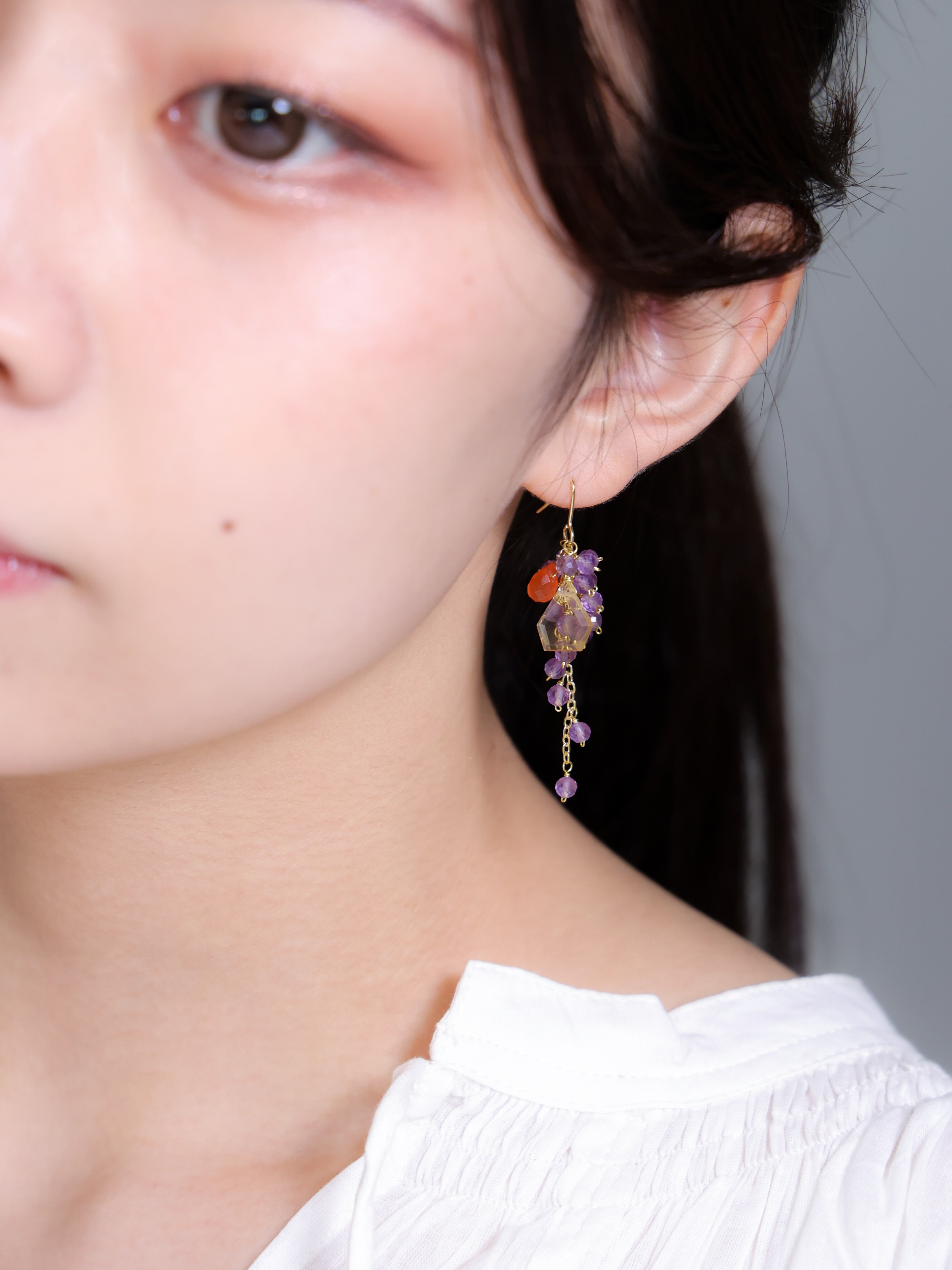 アメジスト ピアス着用 顔周り 黄昏の紫と太陽の橙が映える