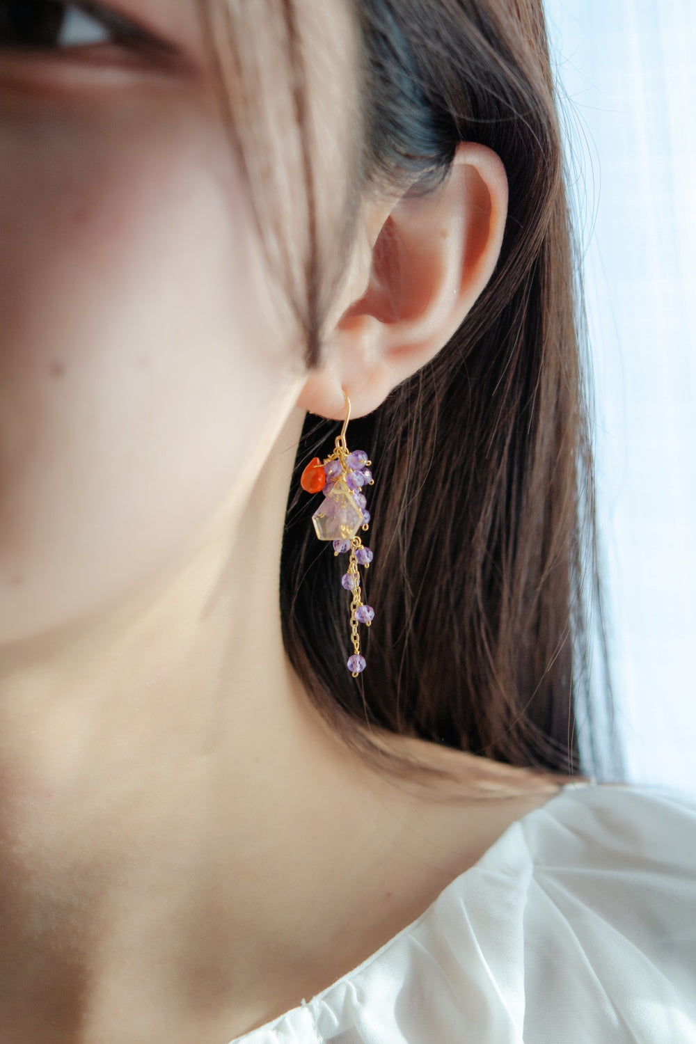 14kgf ピアス着用 横顔 耳元で揺れるアメジストとシトリン