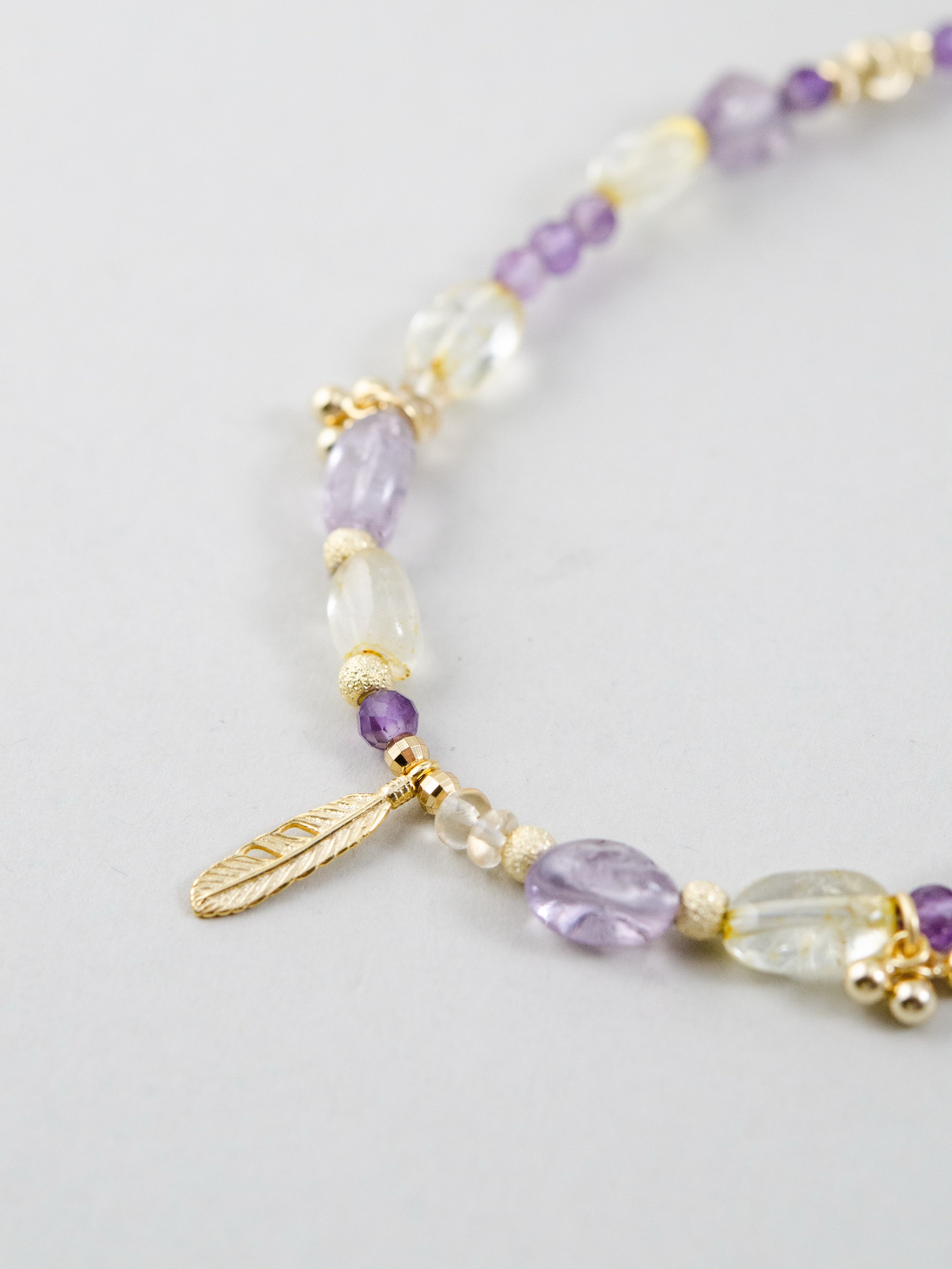 ゴールドフェザーチャーム詳細 アメジストとシトリンのビーズ