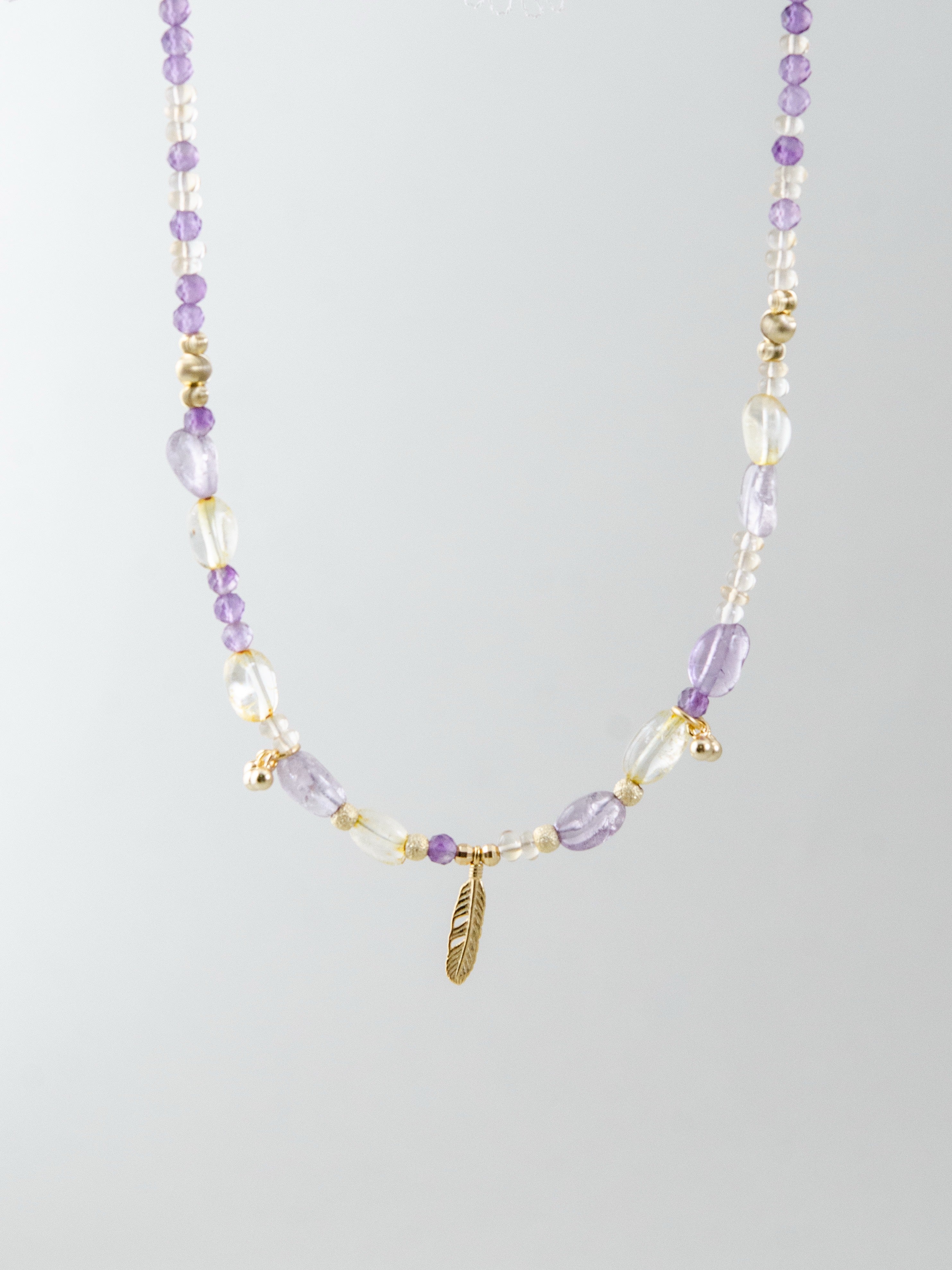 アメジストとシトリンのネックレス フェザーチャーム 菫色と蜂蜜色のハーモニー