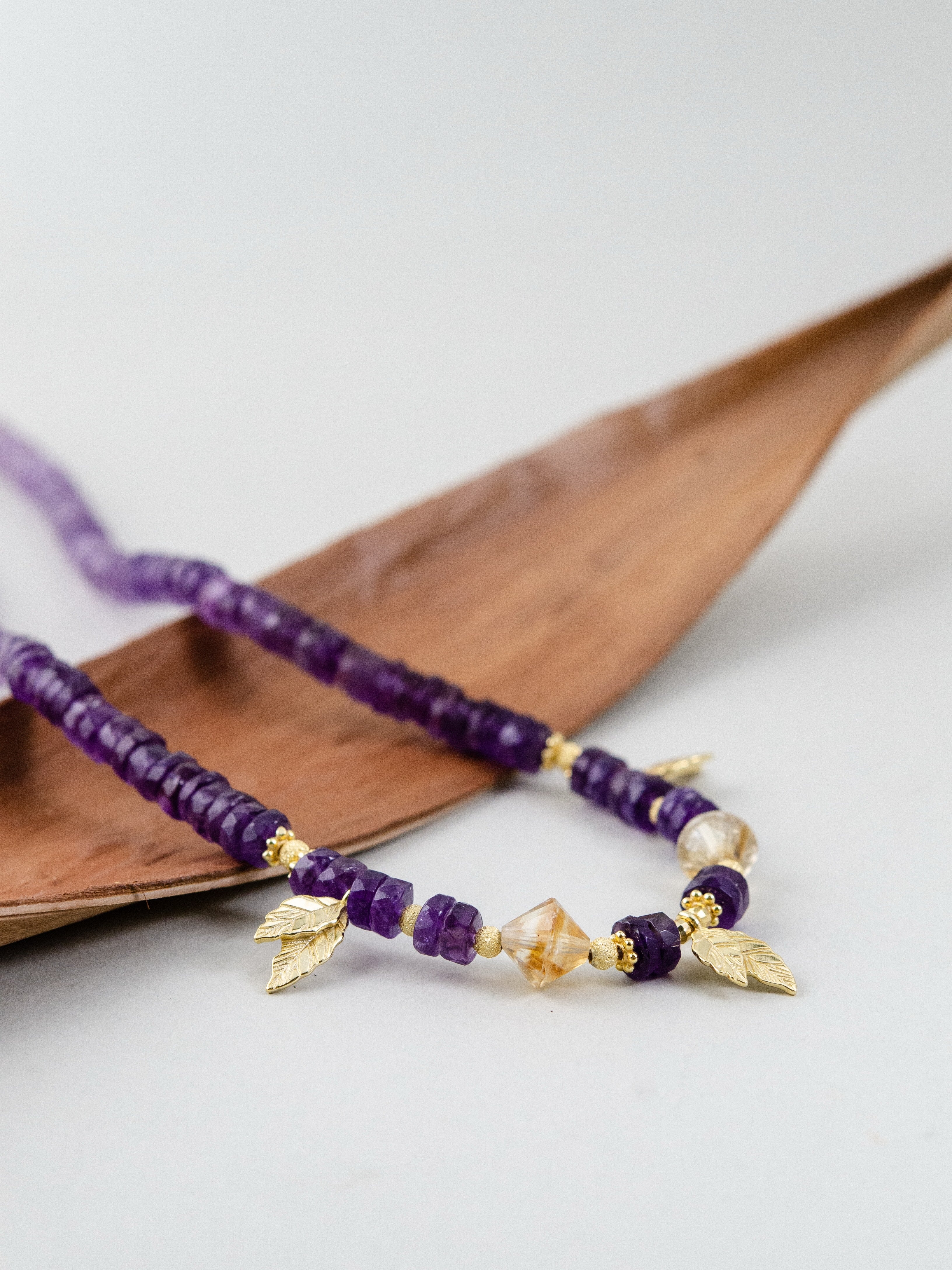 アメジスト シトリン ネックレス 葉のトレイに乗せて 自然光