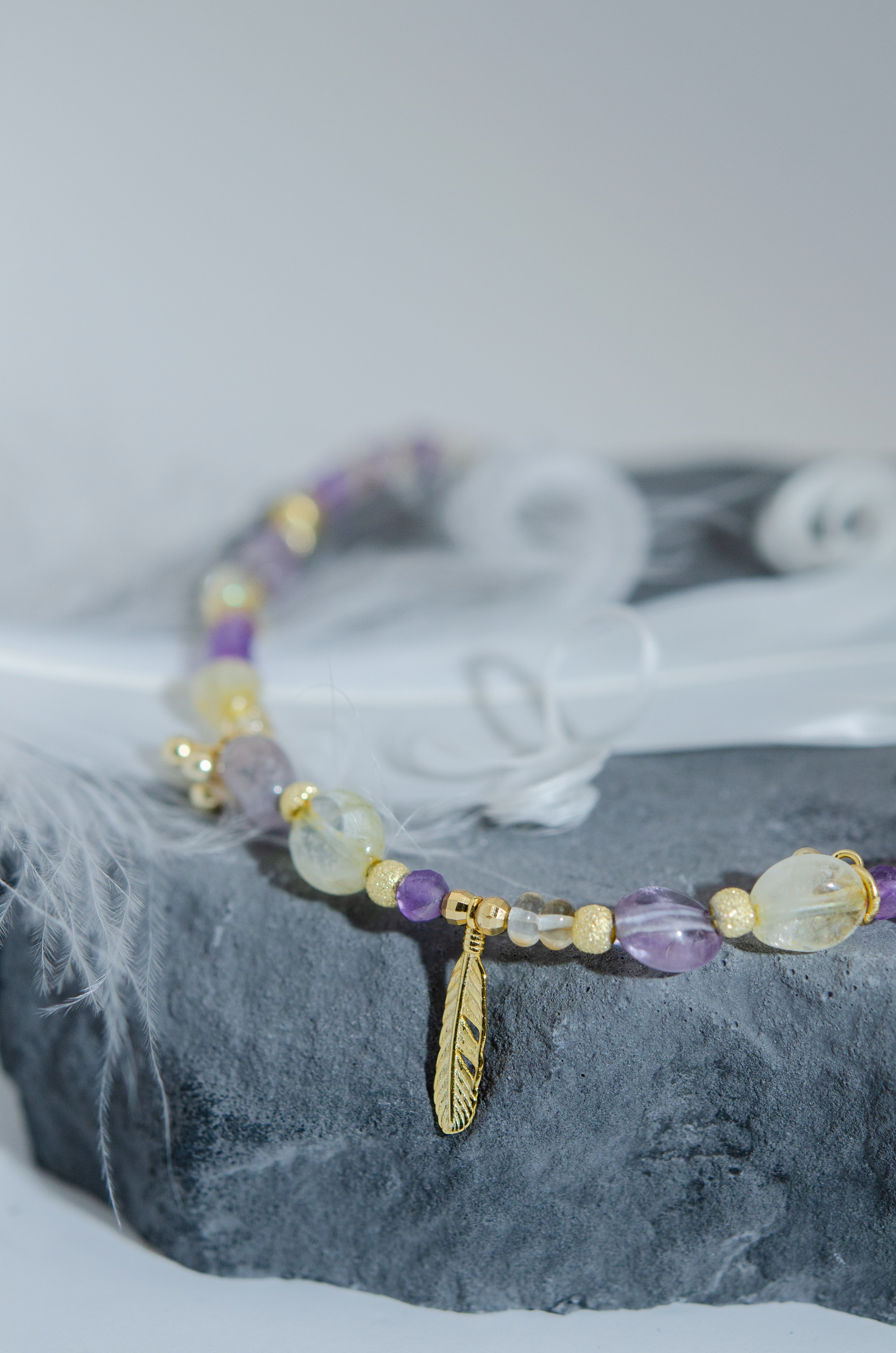 アメジスト シトリン ネックレス 天然石プレート上のシックなディスプレイ