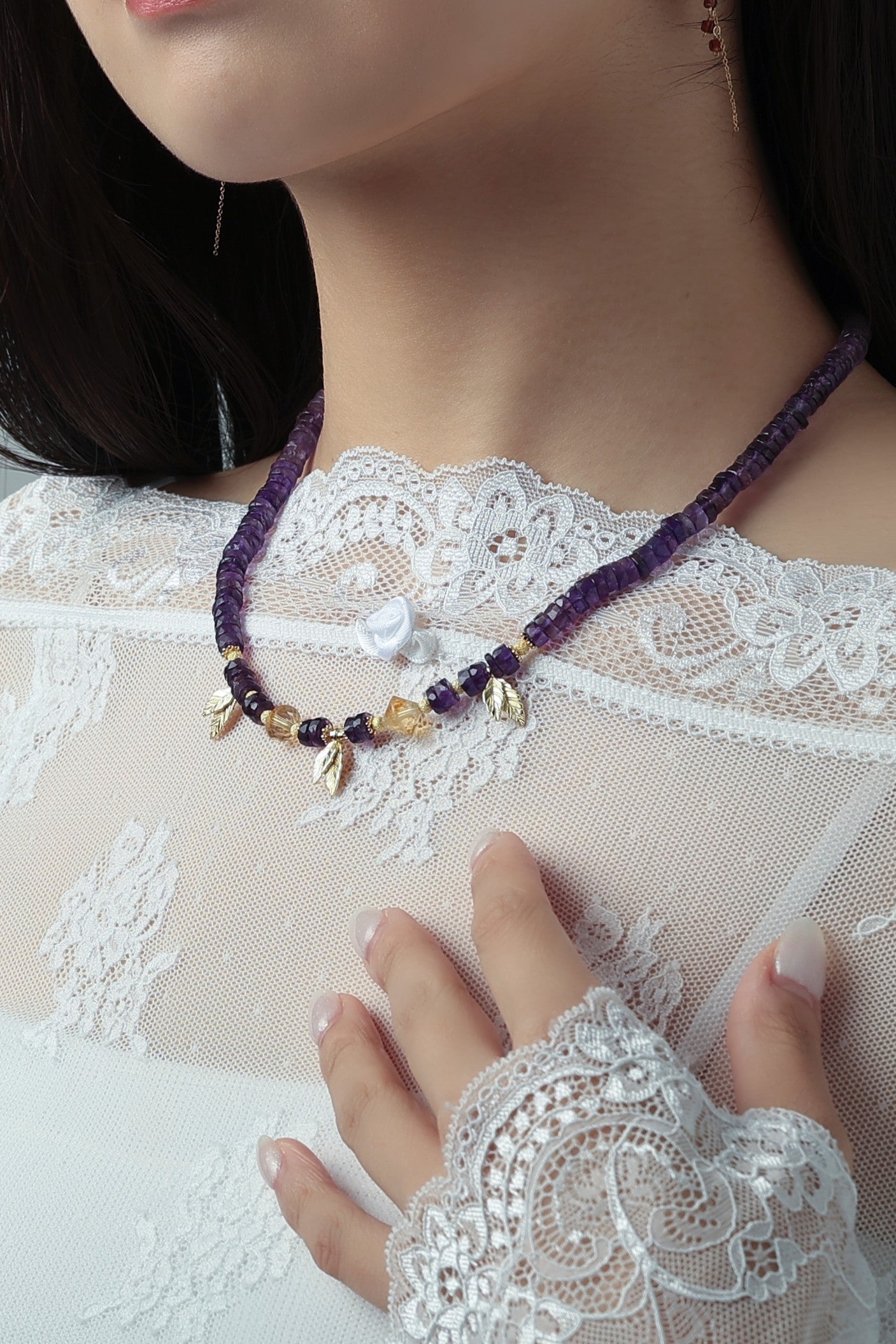 2月11月誕生石ネックレス 着用 白レースのドレスと合わせて