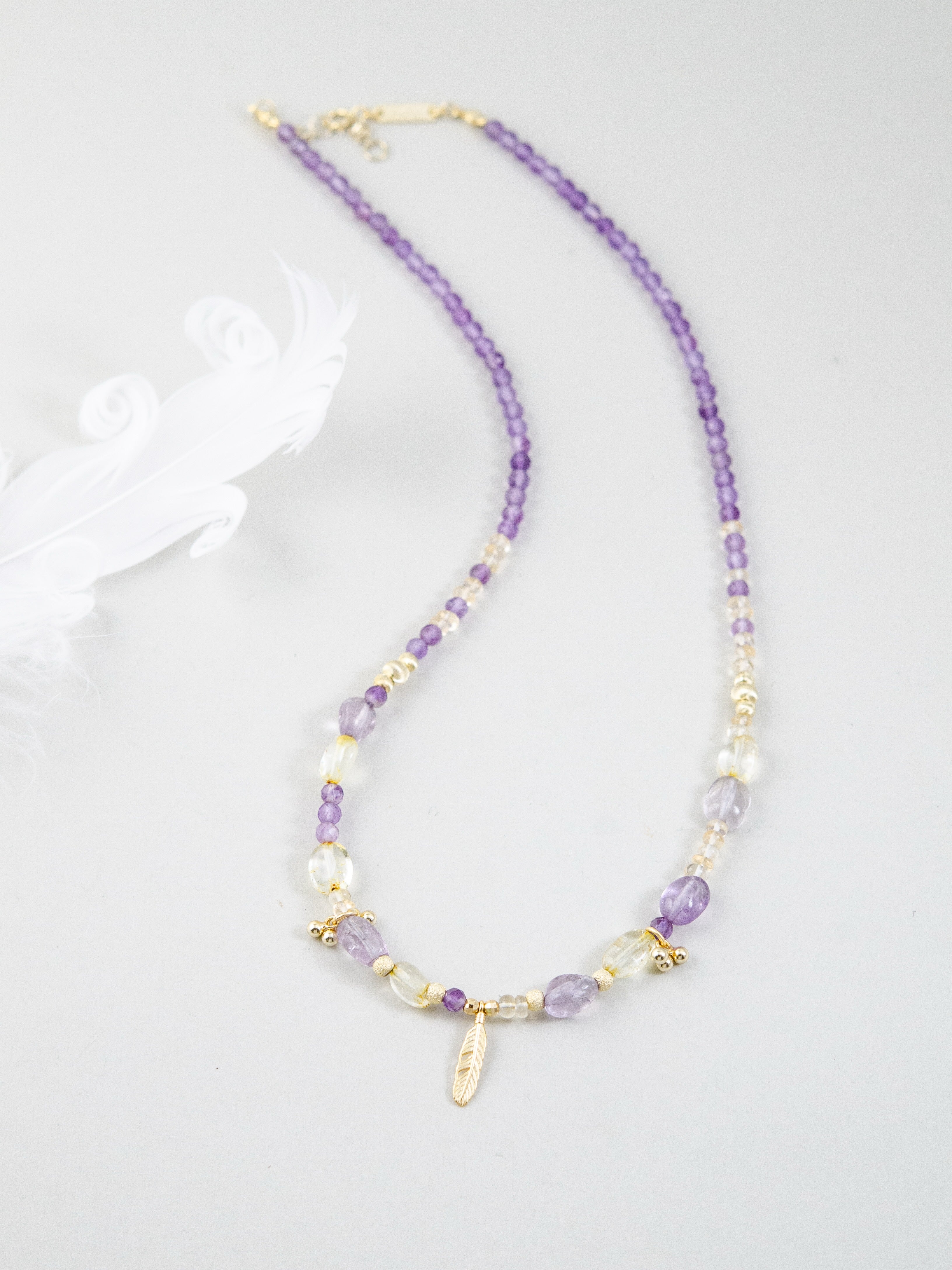 天然石ネックレス ディスプレイ 白い羽根とゴールドの輝き