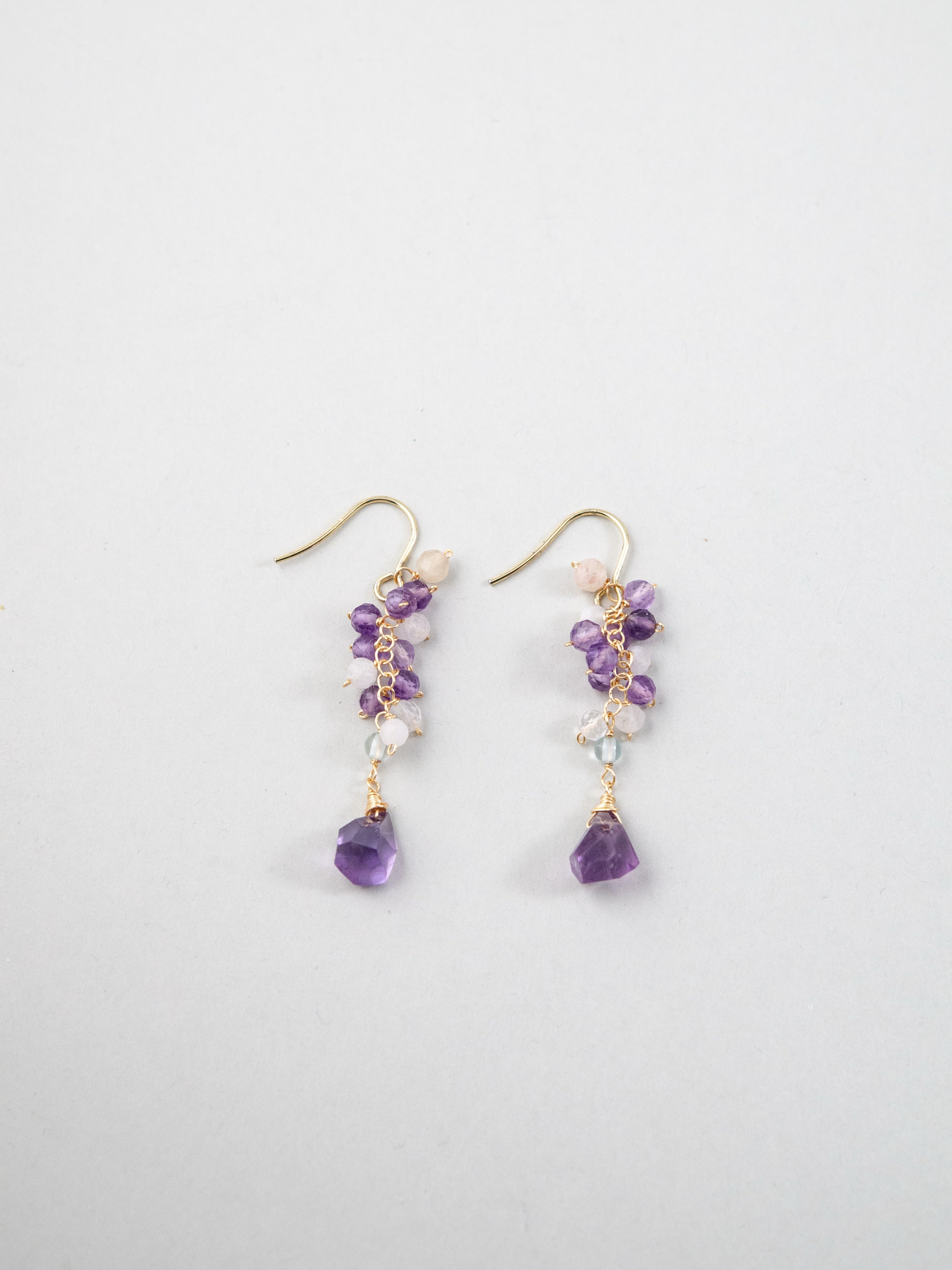 菫色のワルツ ピアス 斜め配置 詳細画像 紫とピンクの天然石