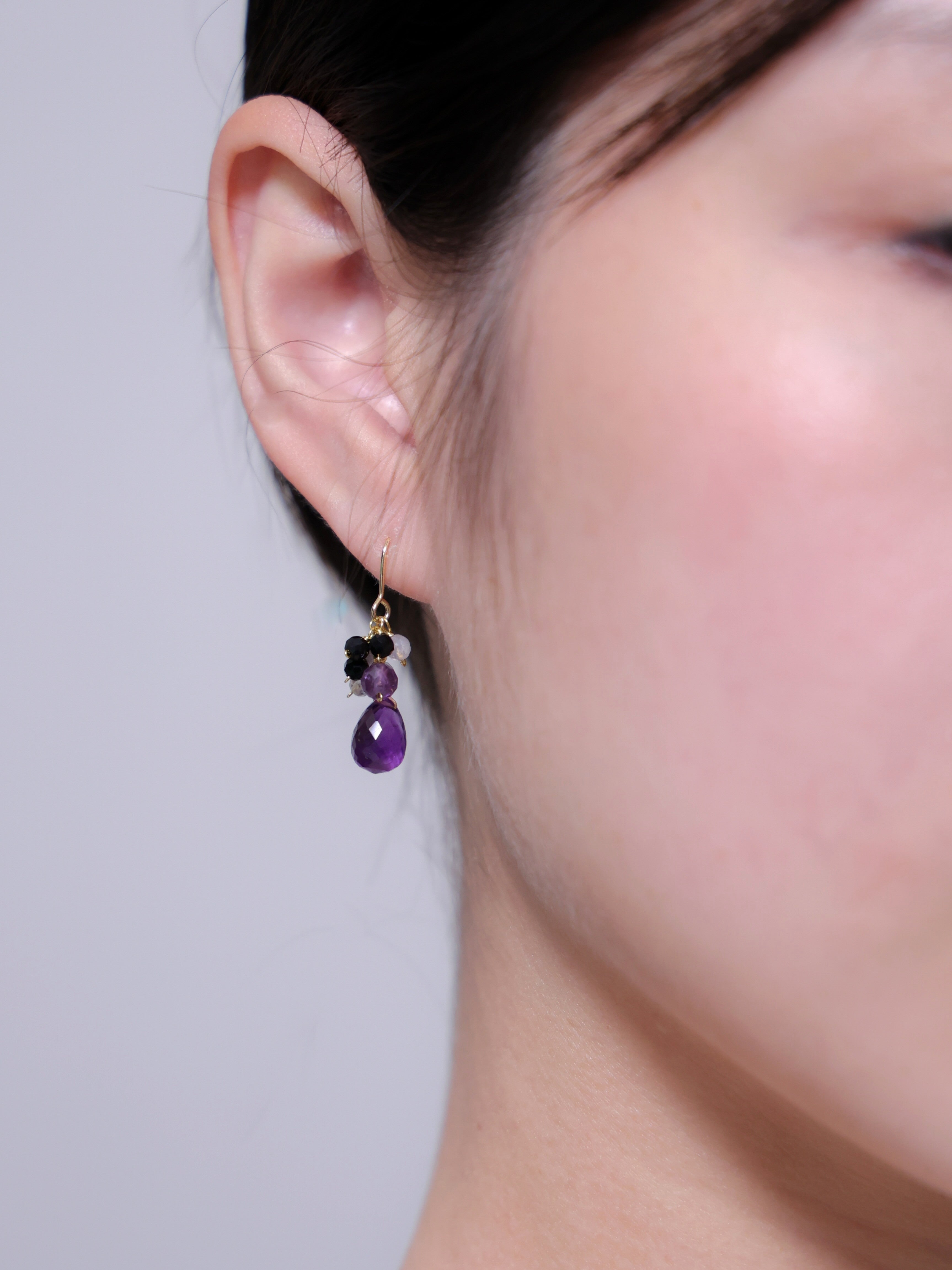 アメジスト ピアス 着用画像 横顔 紫と黒 コントラスト シック