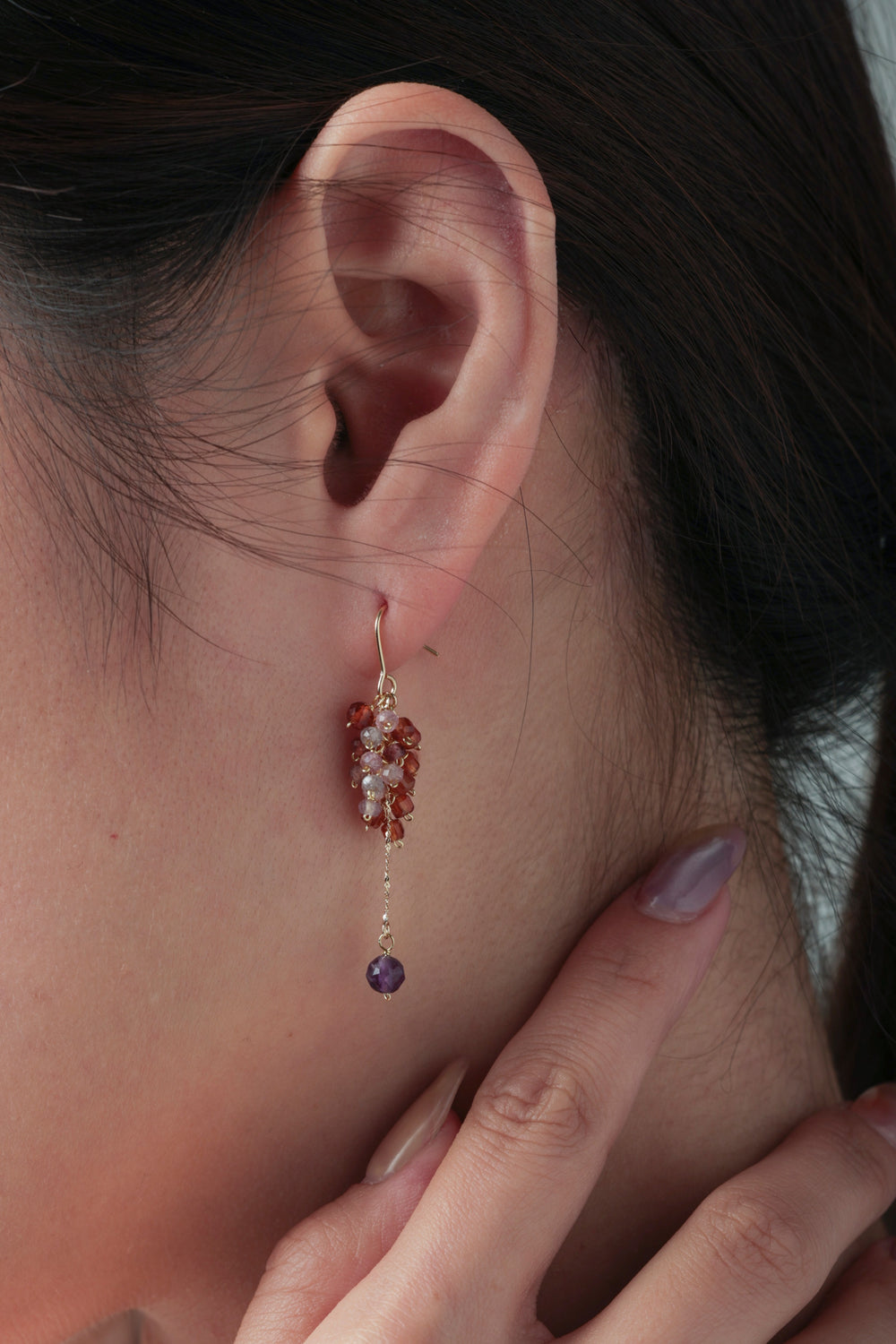 アメジスト ピアス 着用画像 横顔 夕闇カラー 大人っぽい 魅力的