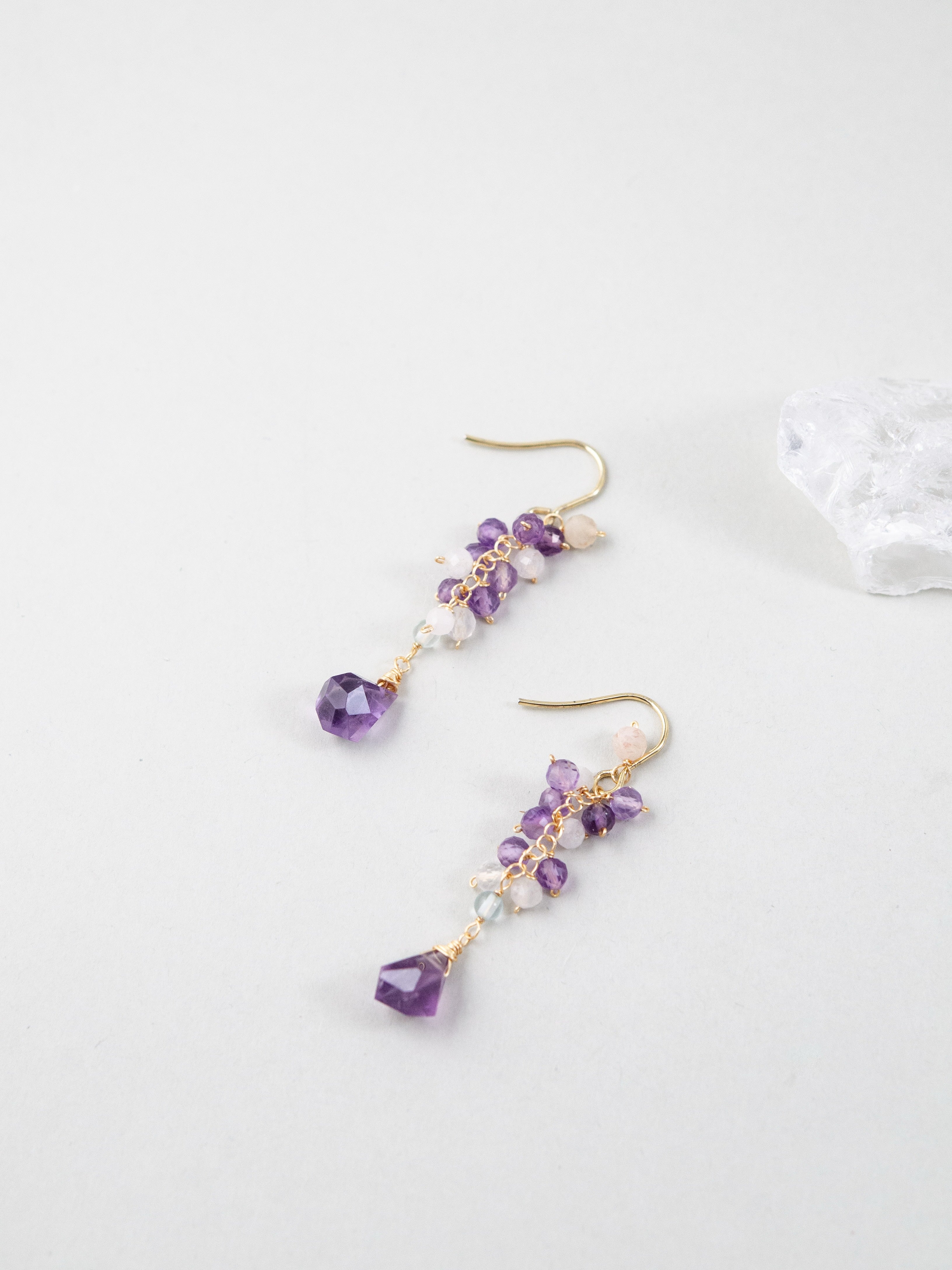 天然石ピアス スタイリング 水晶とアメジストのコントラスト