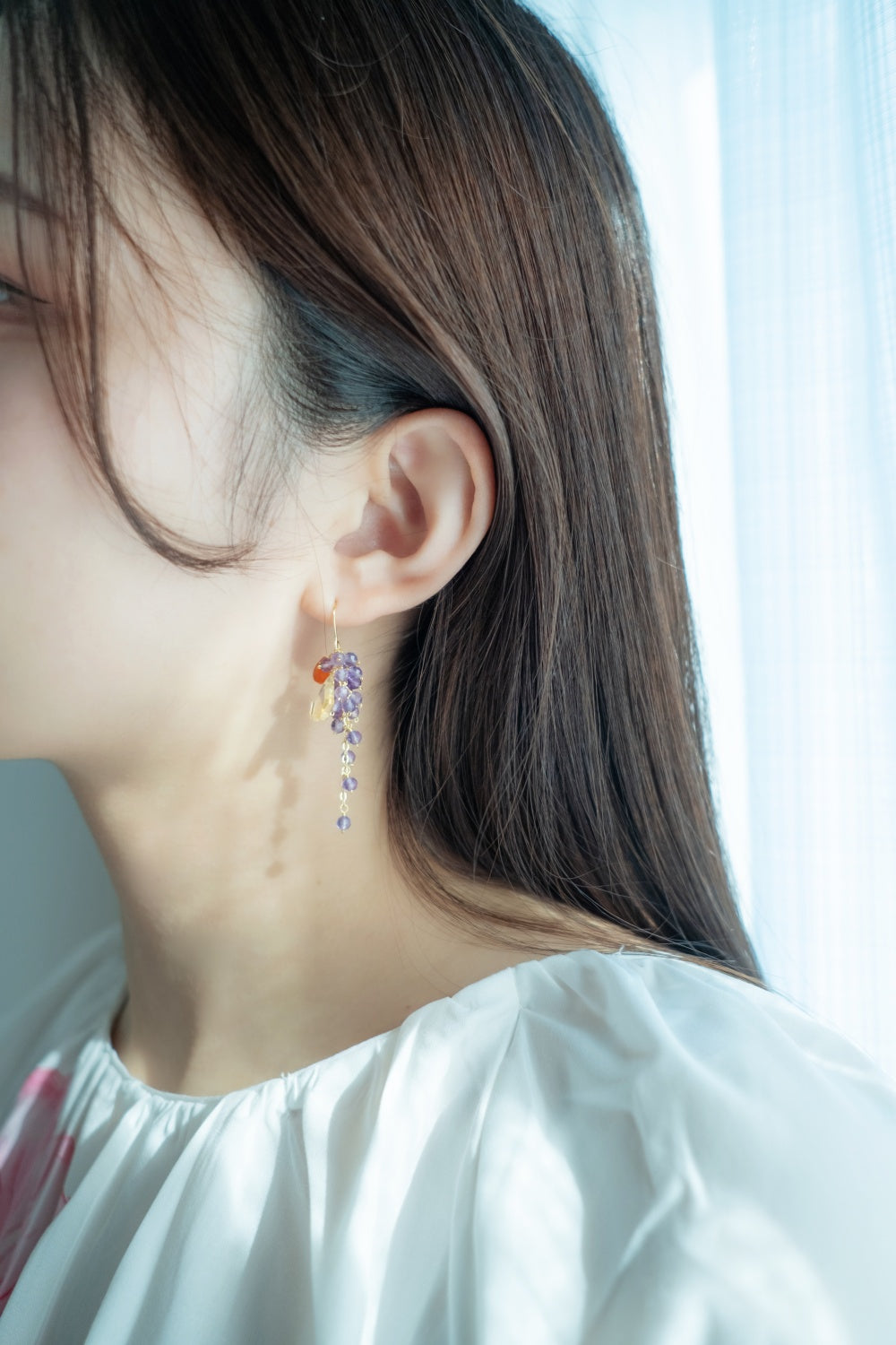 ピアス着用 後ろ姿 揺れる紫の房と黄金のアクセント