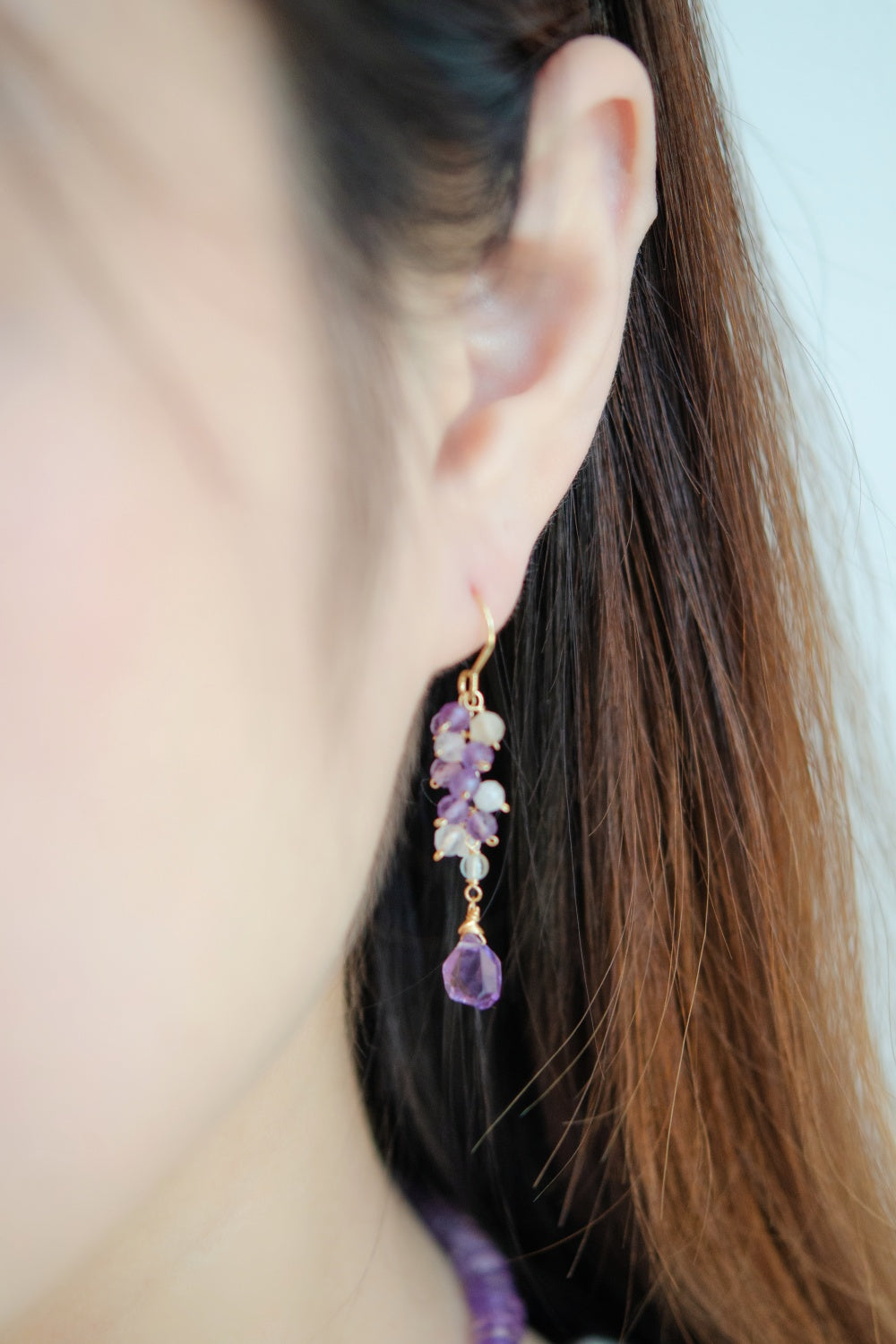 アメジスト ピアス着用 横顔アップ 優しい紫のグラデーション