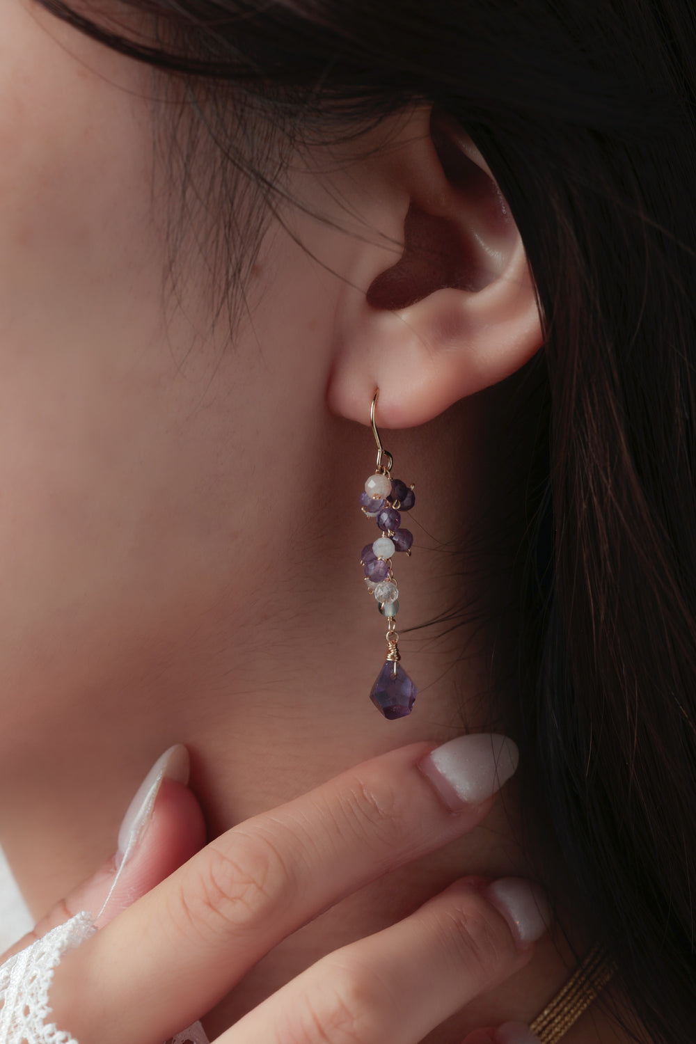 アメジスト ピアス着用 ライフスタイルイメージ 手を添えたポーズ