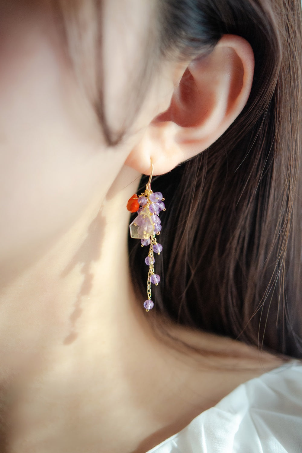 黄昏と太陽の欠片 ピアス着用 伏し目 大人っぽい色彩の天然石