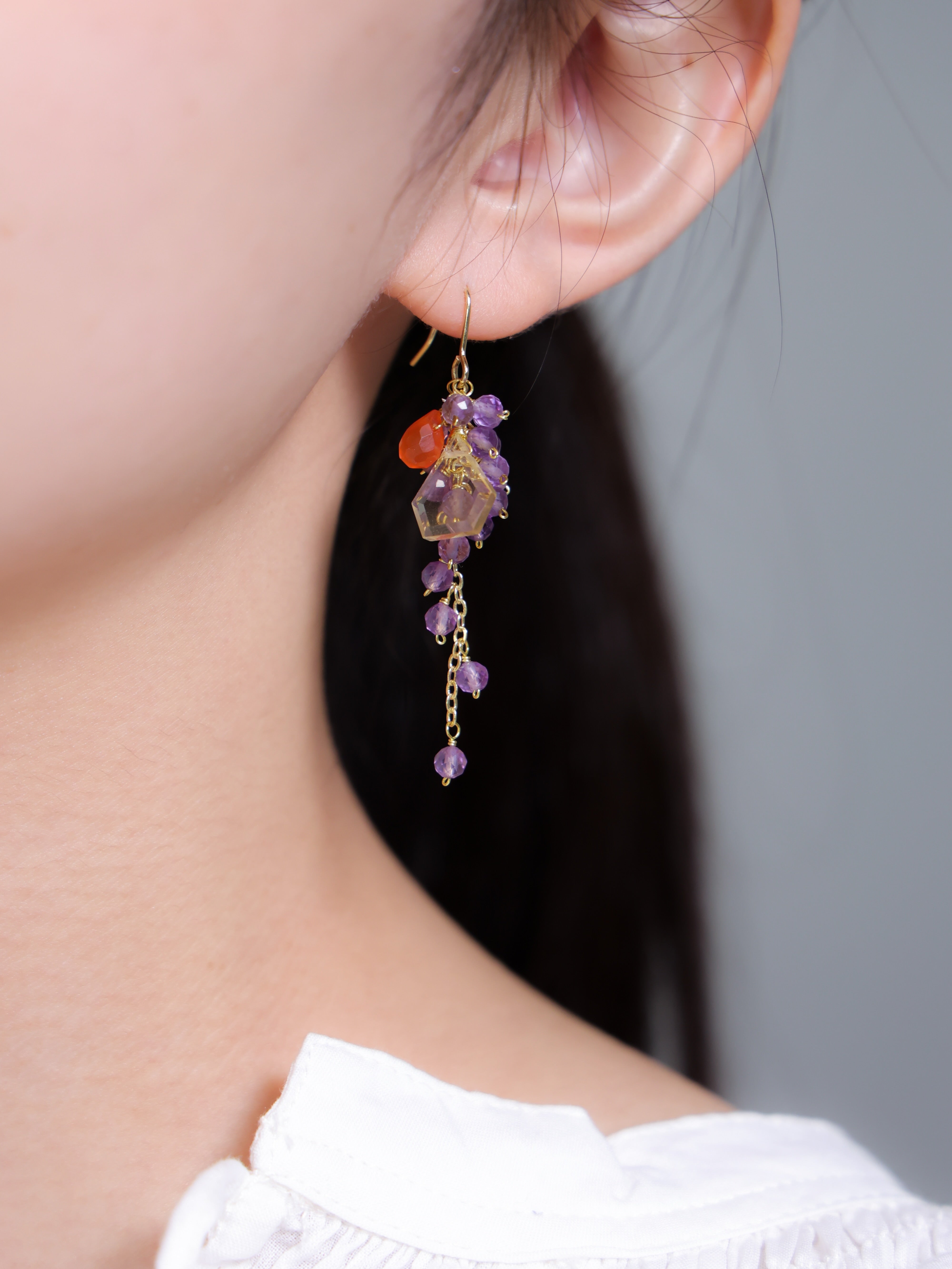 アメジスト シトリン ピアス着用 首元のライン 鮮やかなコントラスト