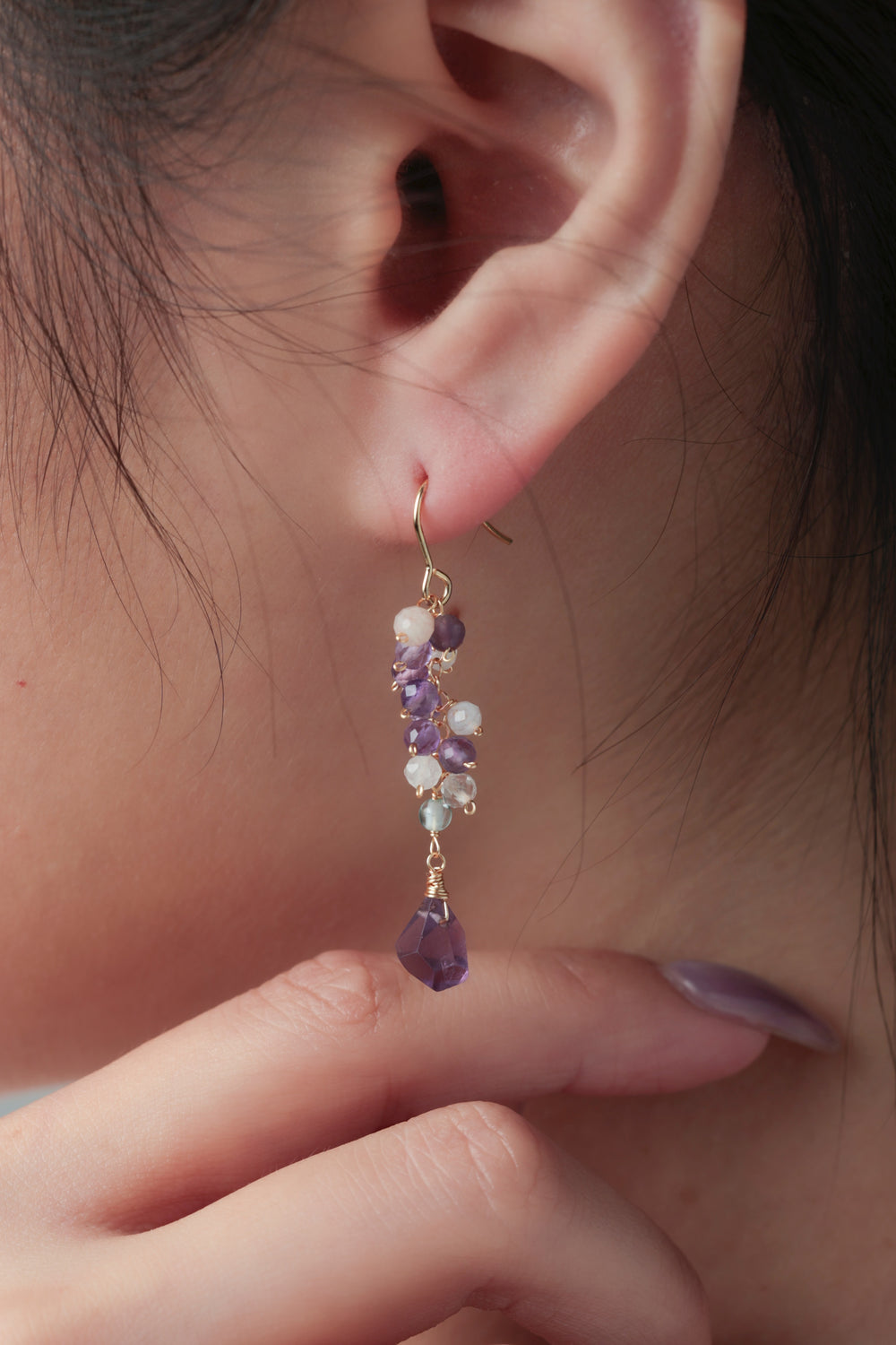 アメジスト ピアス着用 手で触れるポーズ 質感とサイズ感