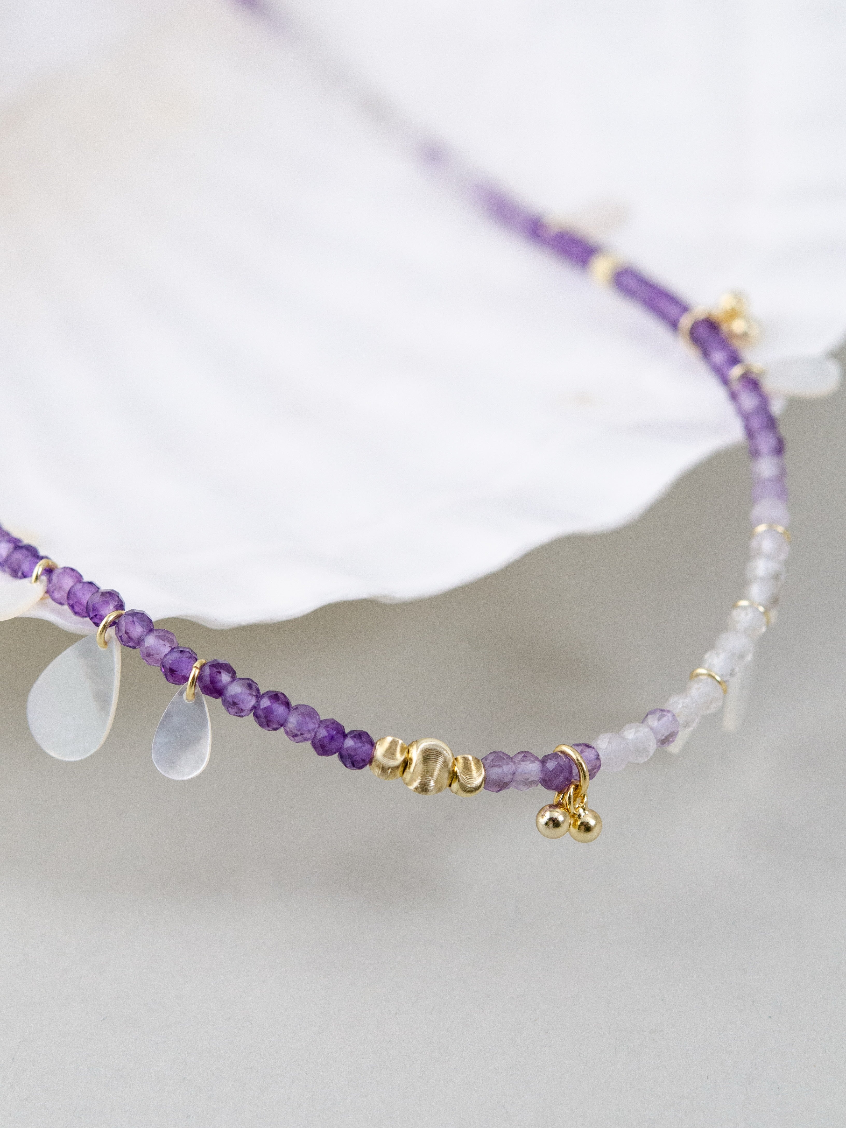 白蝶貝とアメジストのディテール シェル上のディスプレイ