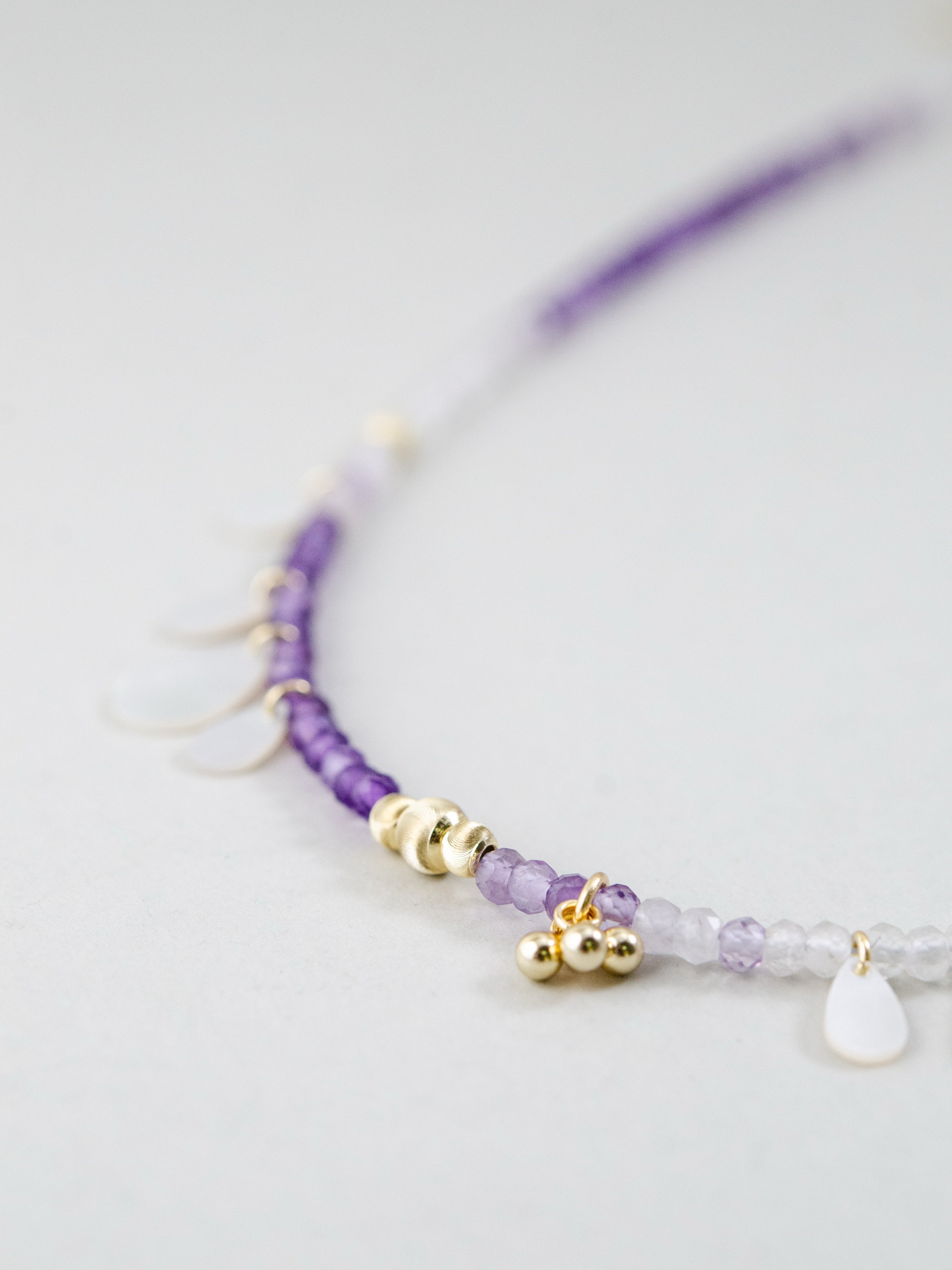 天然石ビーズ マクロ詳細 雫型の白蝶貝とアメジスト