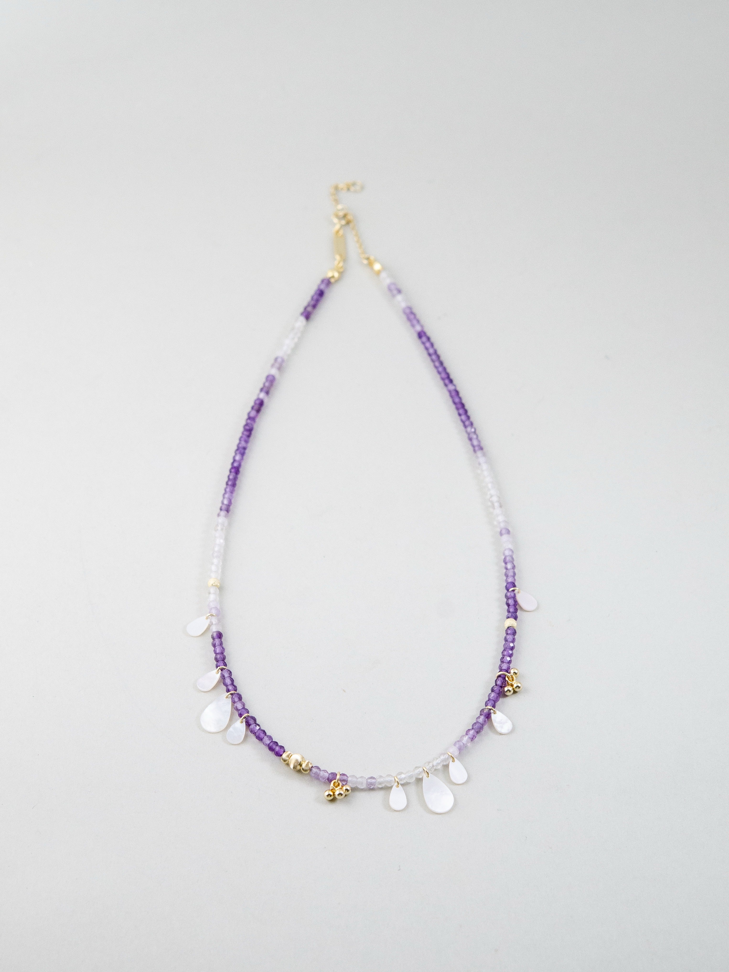 天然石ネックレス 平置き 円形配置 アメジストと白蝶貝