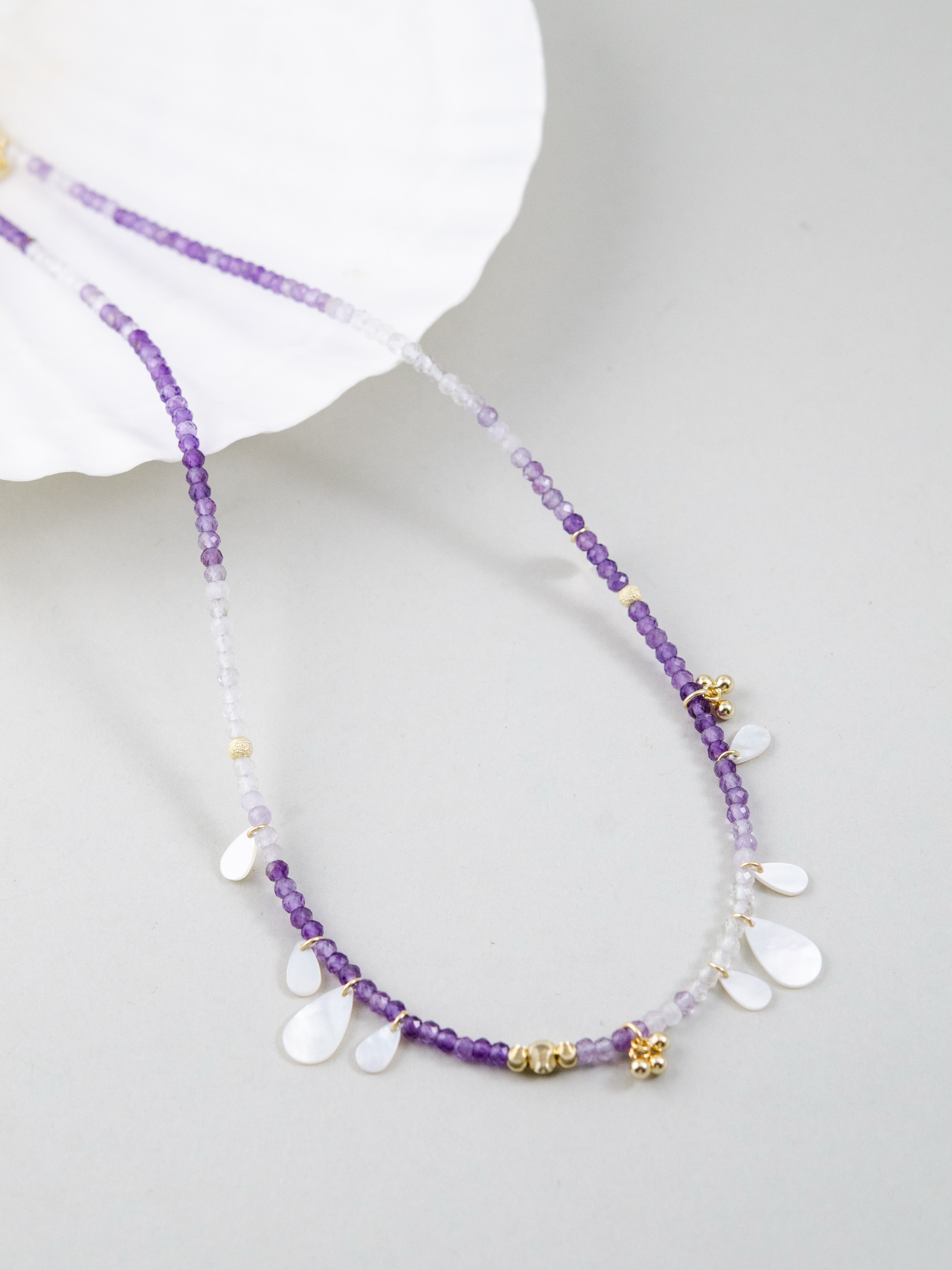 アメジストと白蝶貝のネックレス S字カーブ 平置き全体図