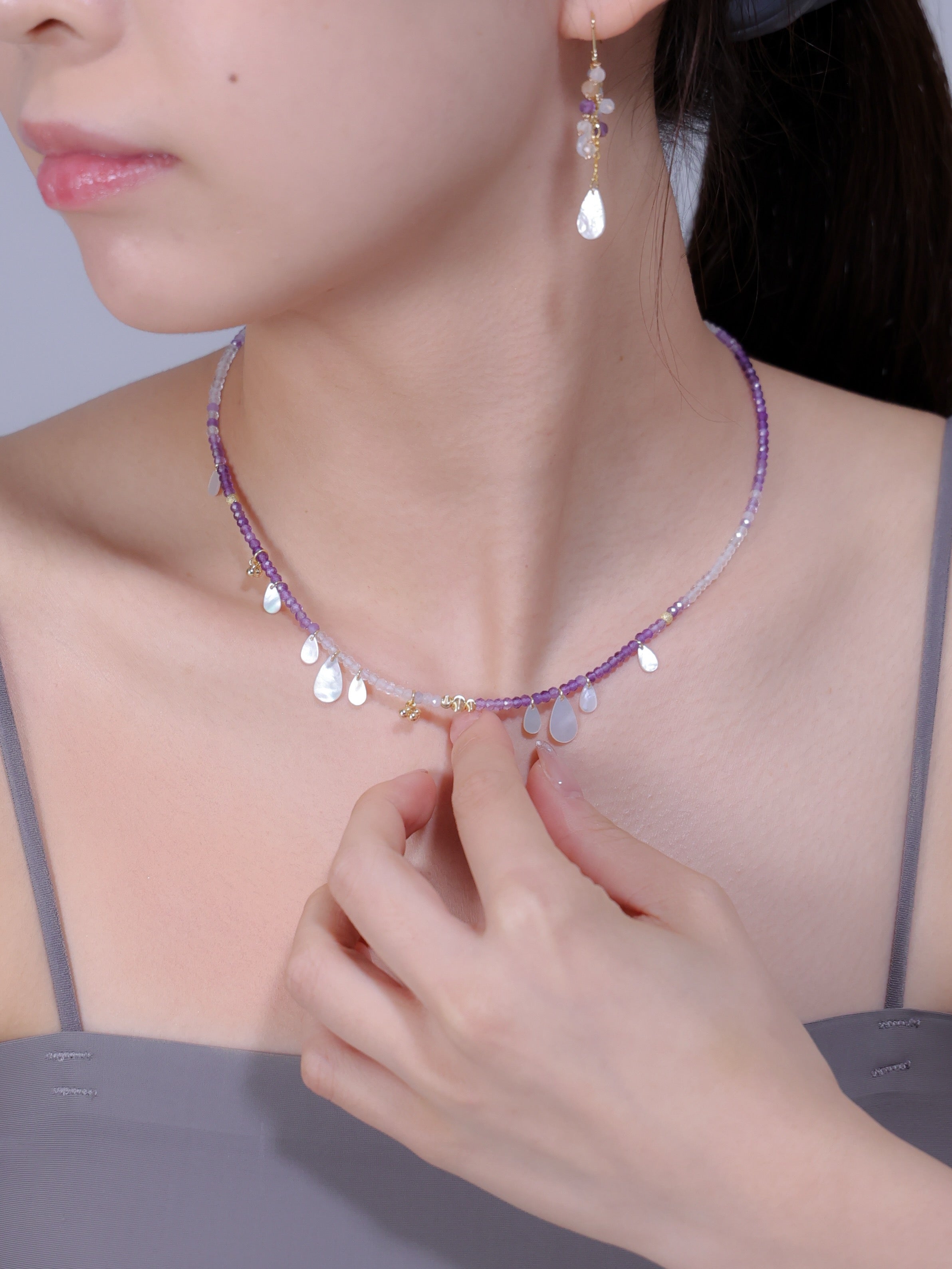アメジストネックレス着用 手を添えるポーズ 上品な紫の輝き