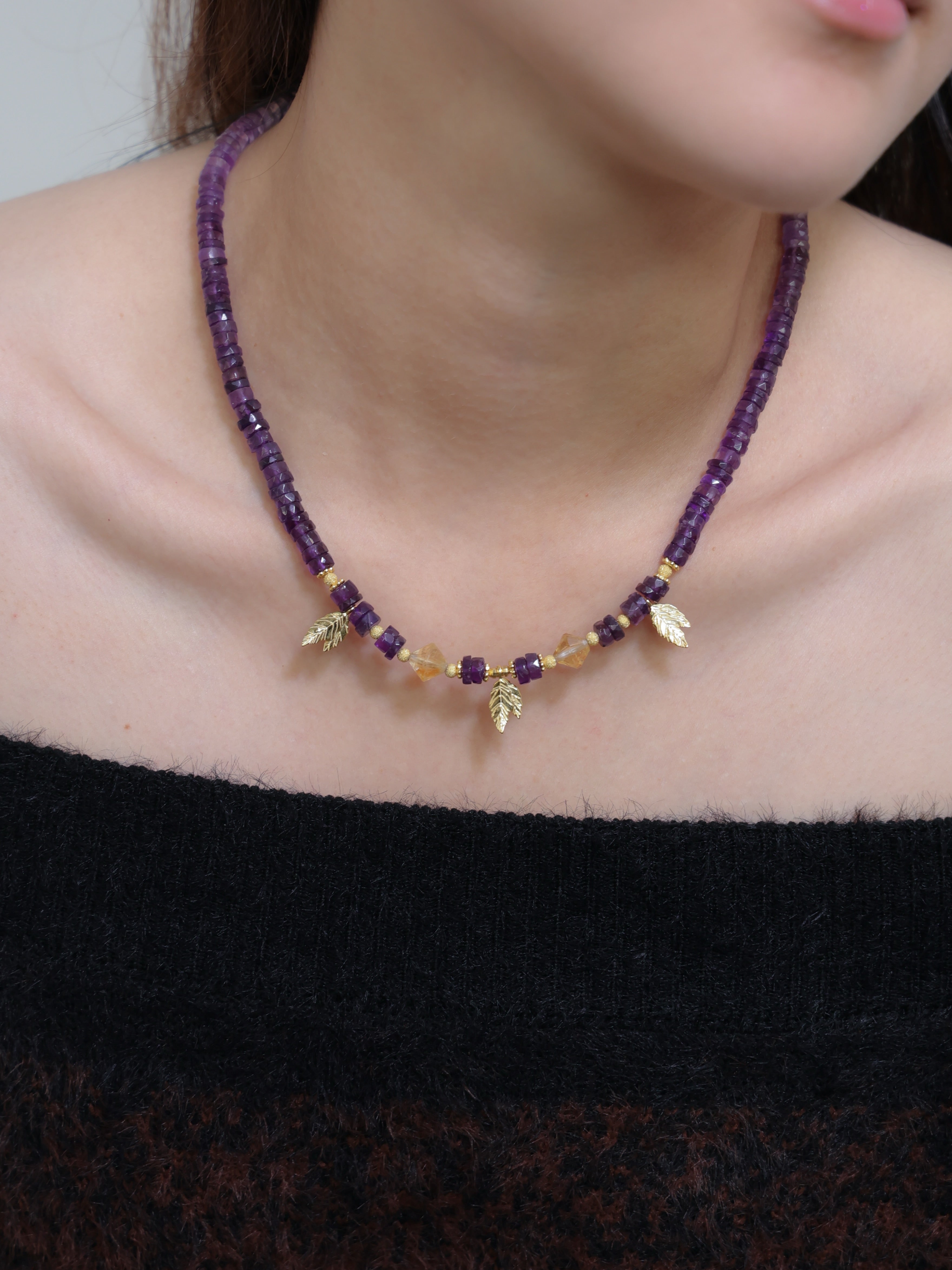 アメジスト ネックレス 着用正面 ブラックコーデのアクセント