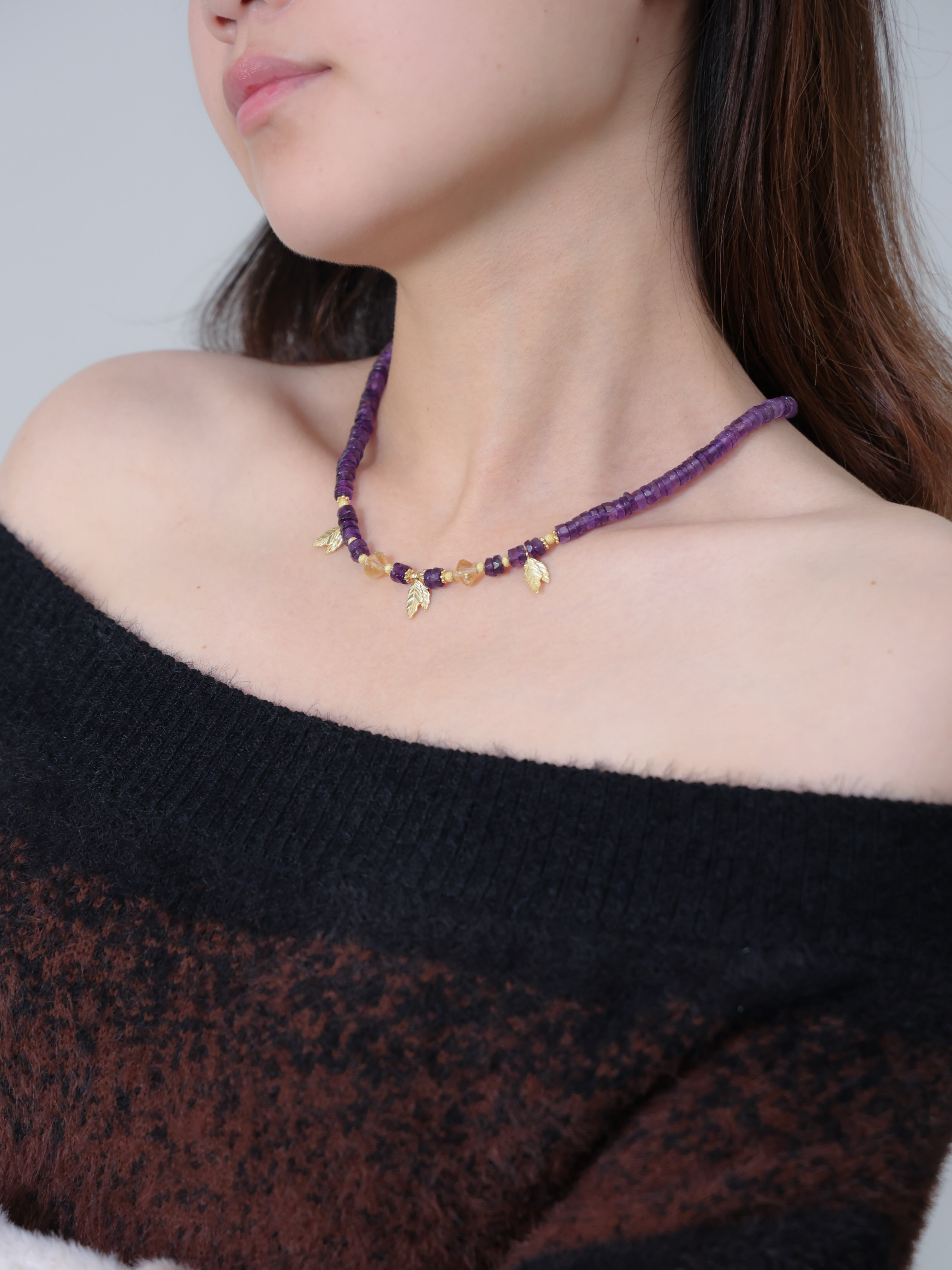 アメジスト ネックレス 着用イメージ 黒ニットに映える紫の天然石