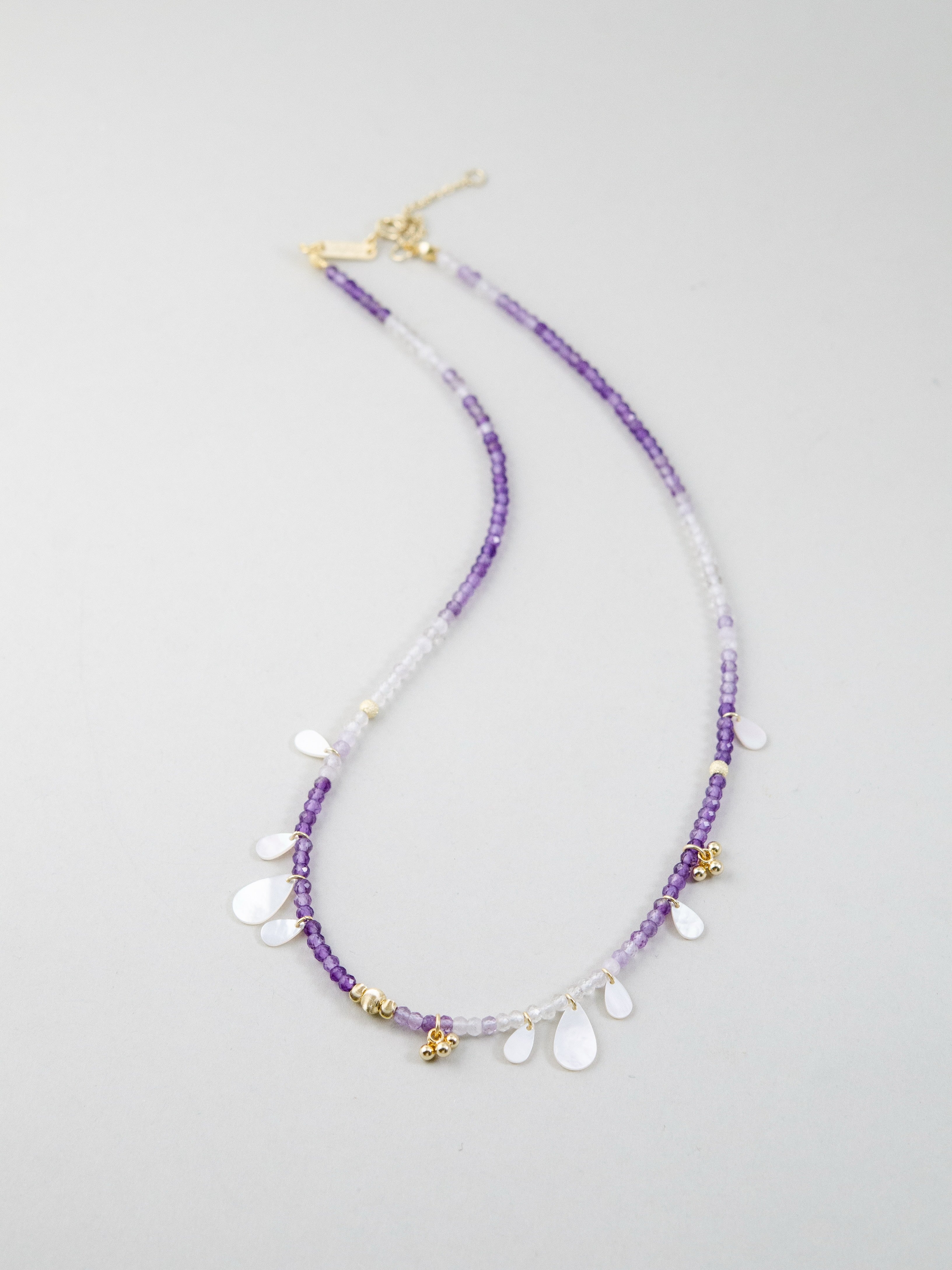 アメジスト ネックレス着用 正面 デコルテを彩る紫苑の雫