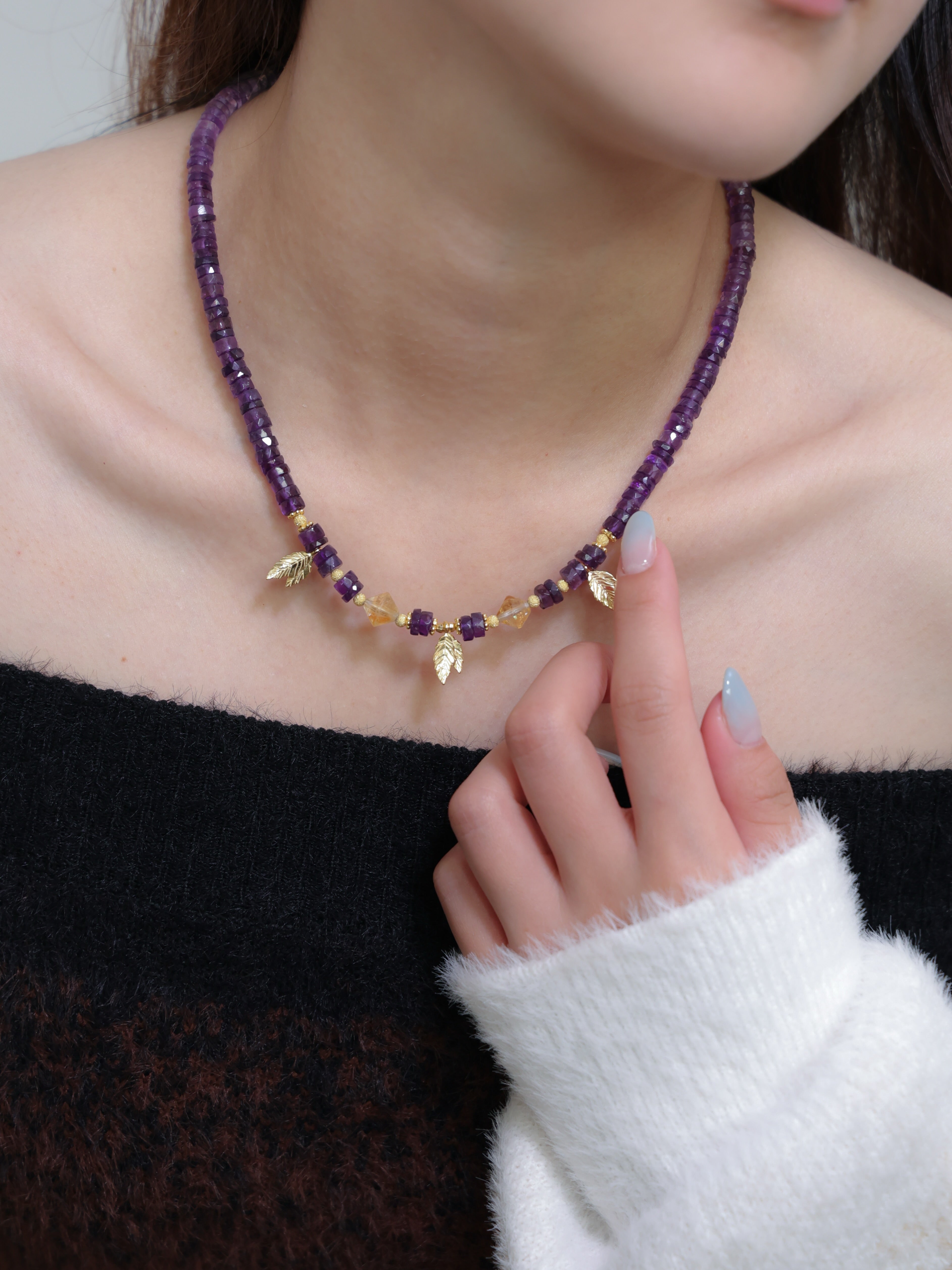 アメジスト ネックレス 着用 手を添えたポーズ 誕生石ギフト