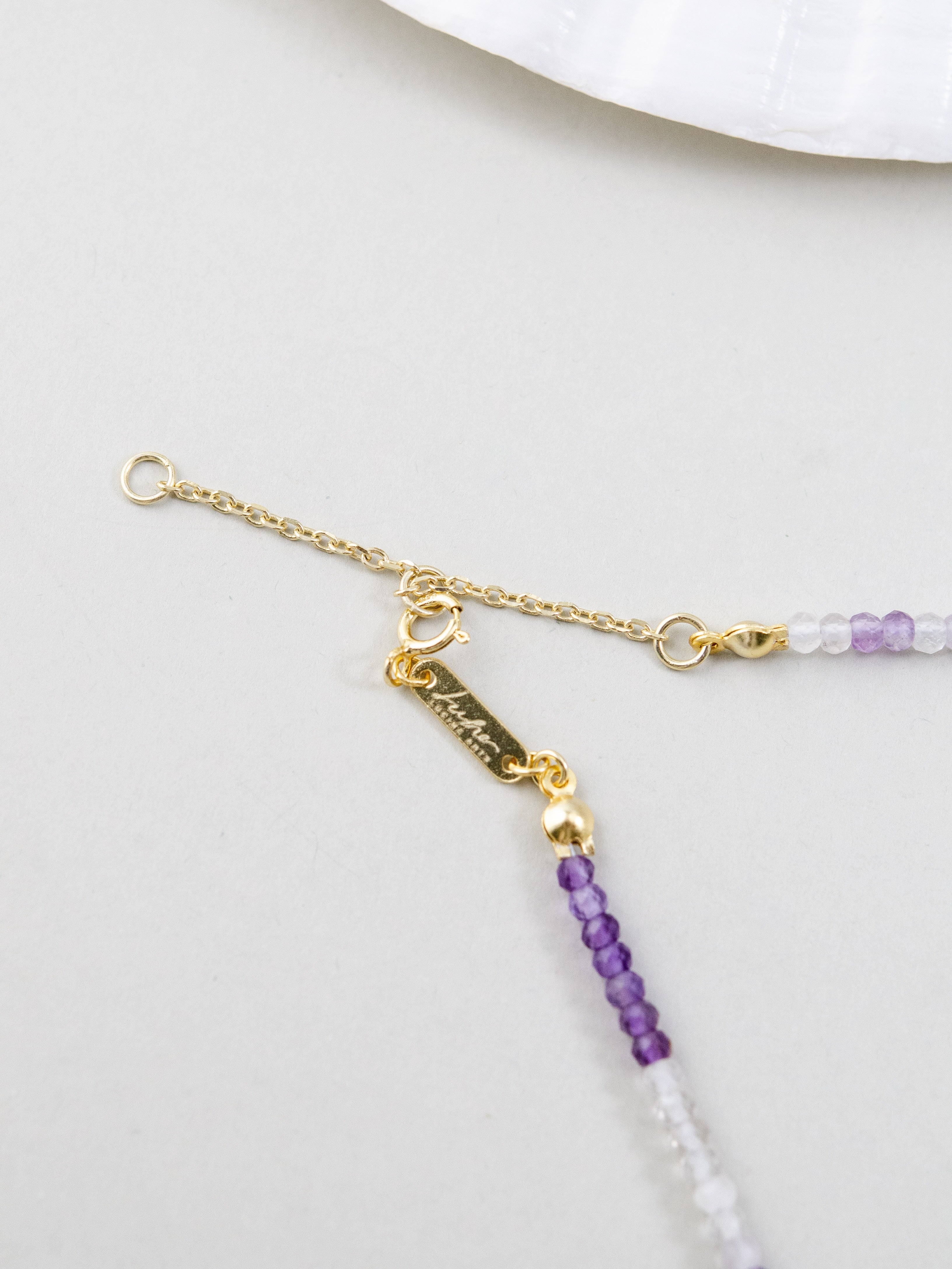 アメジストネックレス着用 ライフスタイルイメージ 手元のアクセサリー