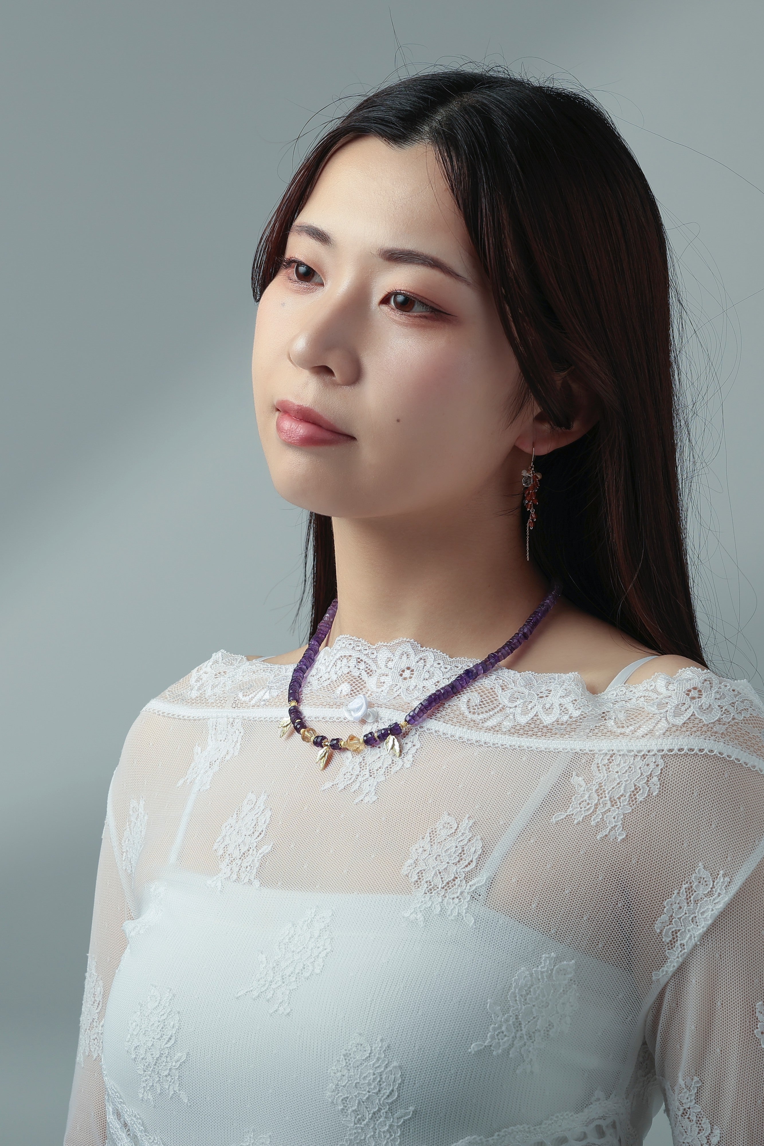 アメジスト ネックレス モデル着用ポートレート 清楚で上品な雰囲気