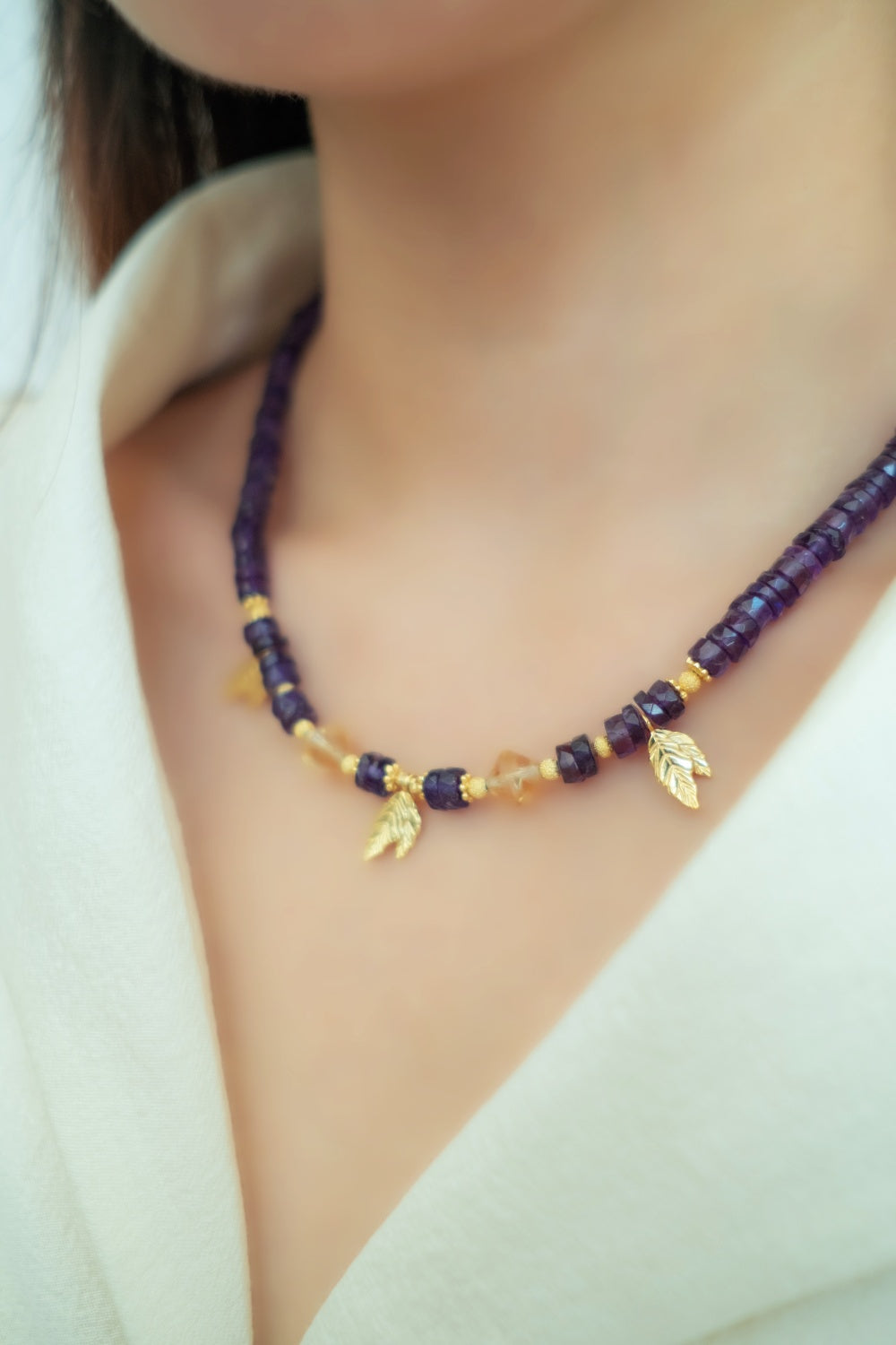 アメジスト ネックレス 着用 白シャツ オフィスカジュアル