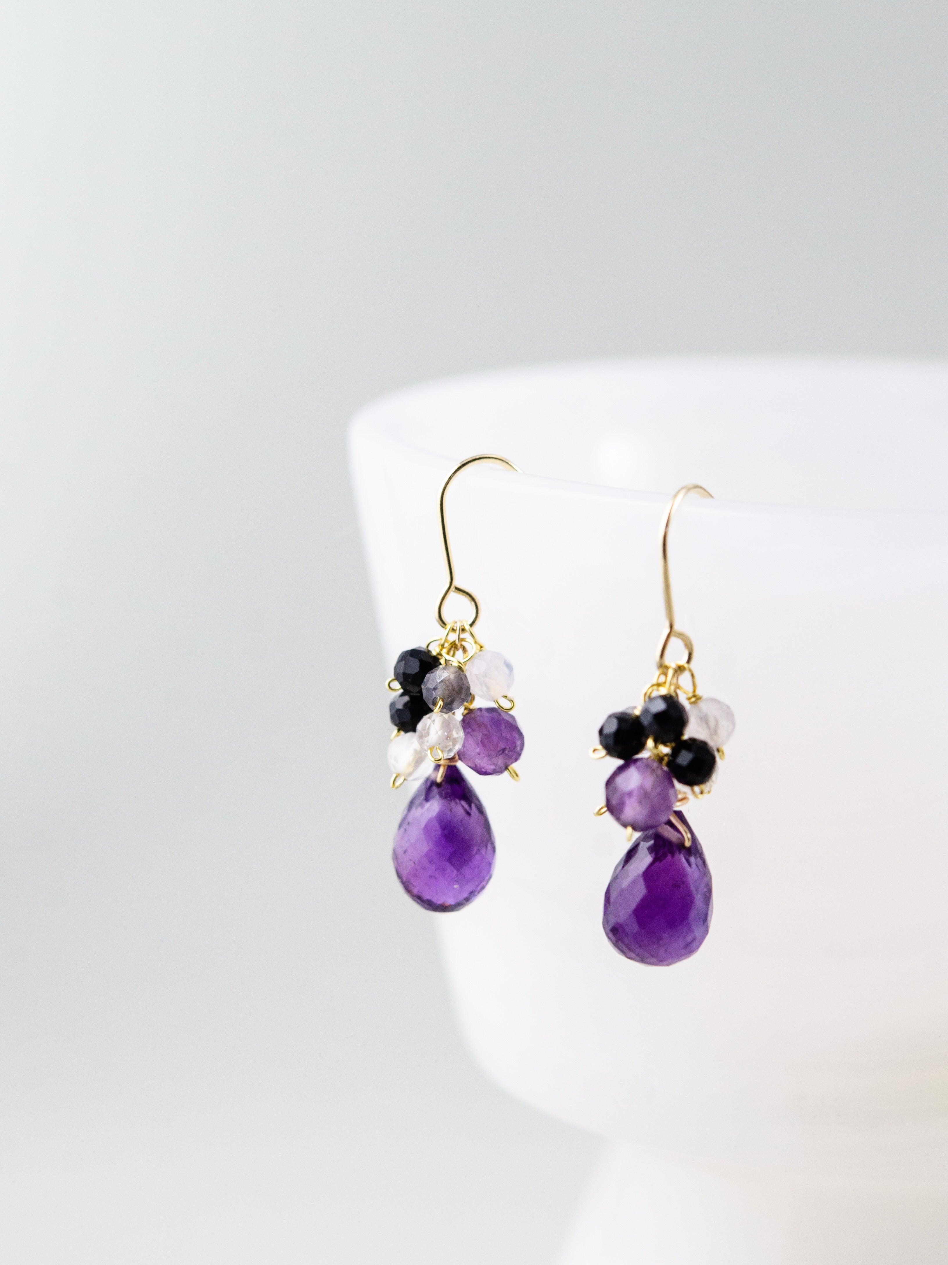 アメジスト & オブシディアン 揺れる ピアス 高貴な紫と漆黒 2月誕生石